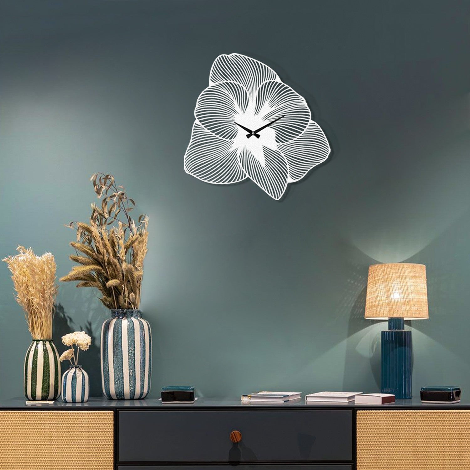 Relógio de Parede Decorativo Azalea em Metal – Branco, 49 x 49 cm
