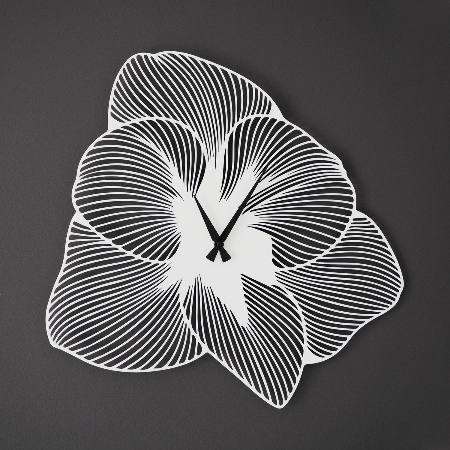 Relógio de Parede Decorativo Azalea em Metal – Branco, 49 x 49 cm
