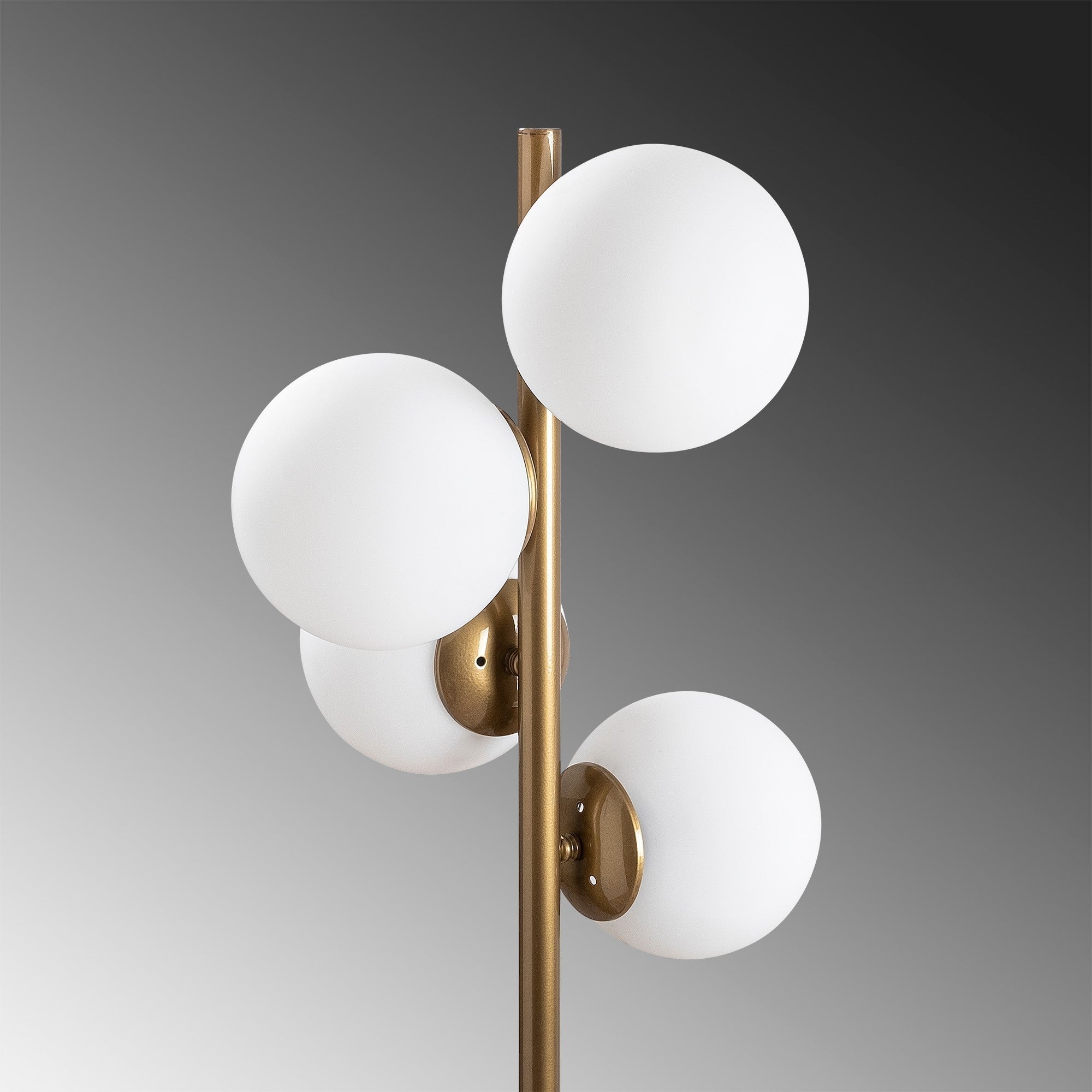 Candeeiro de Pé escandinava, corpo em metal dourado, 130 cm de altura, base de 32 x 32 cm, 4 soquetes E27, design elegante para decoração moderna, classificação IP20