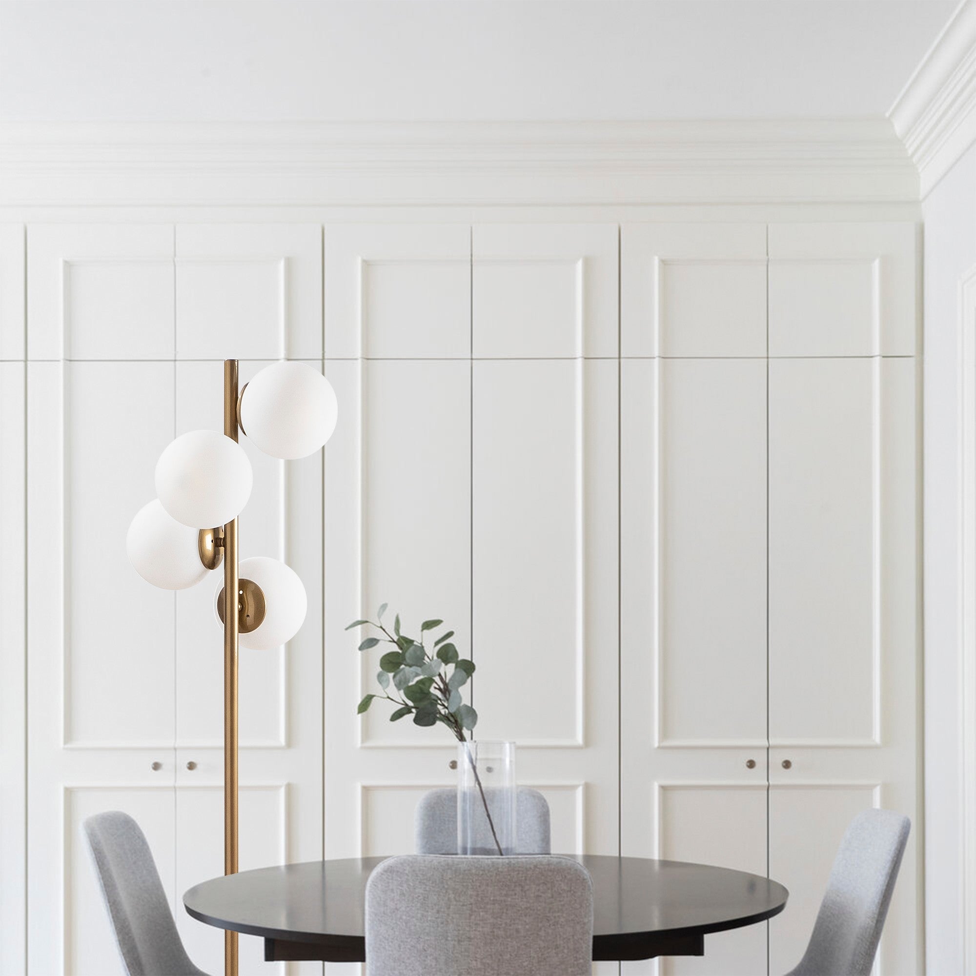 Candeeiro de Pé escandinava, corpo em metal dourado, 130 cm de altura, base de 32 x 32 cm, 4 soquetes E27, design elegante para decoração moderna, classificação IP20