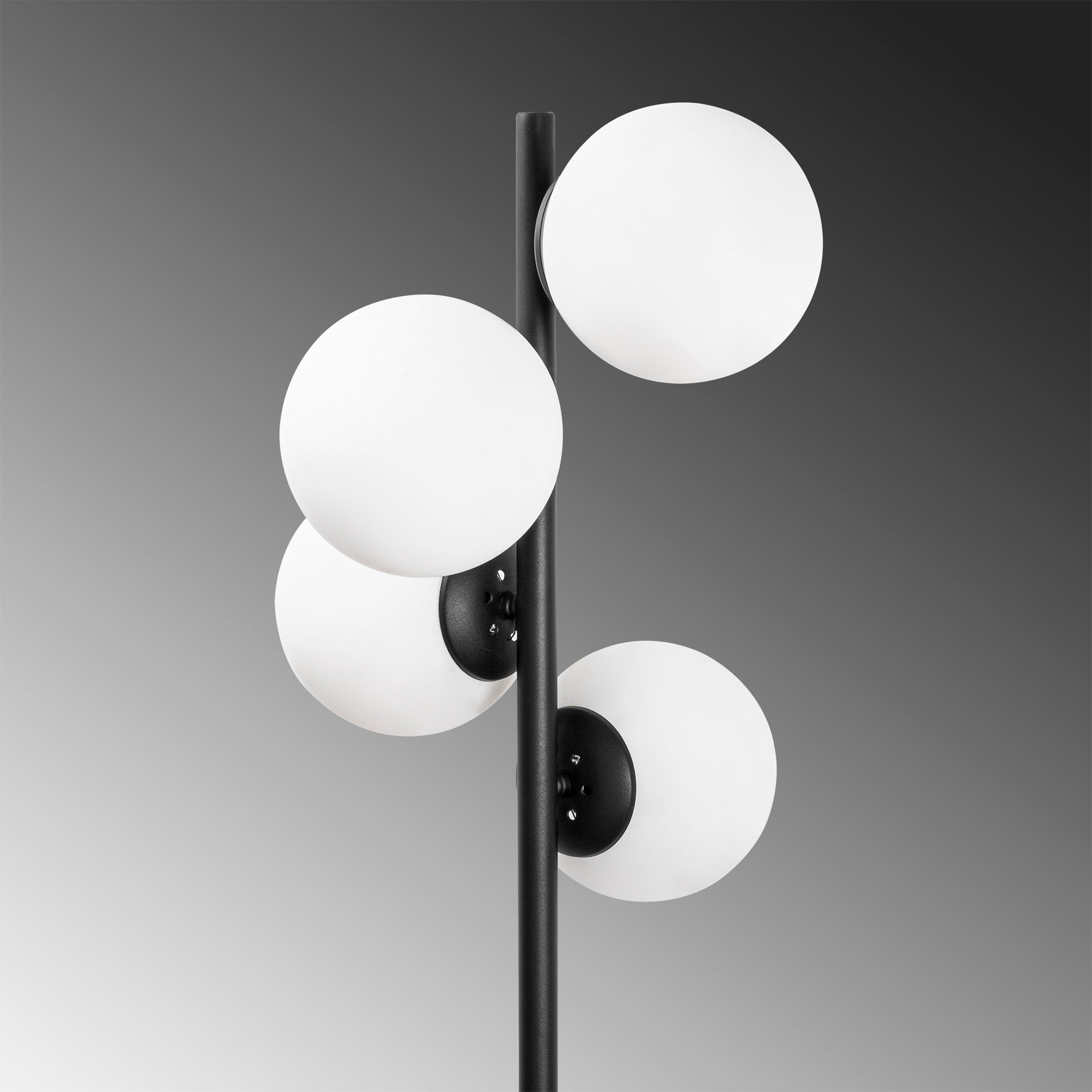 Candeeiro de Pé industrial escandinava, corpo de metal preto, altura de 130 cm, base de 32 x 32 cm, soquetes 4 x E27, cabo de 350 cm, iluminação elegante e funcional