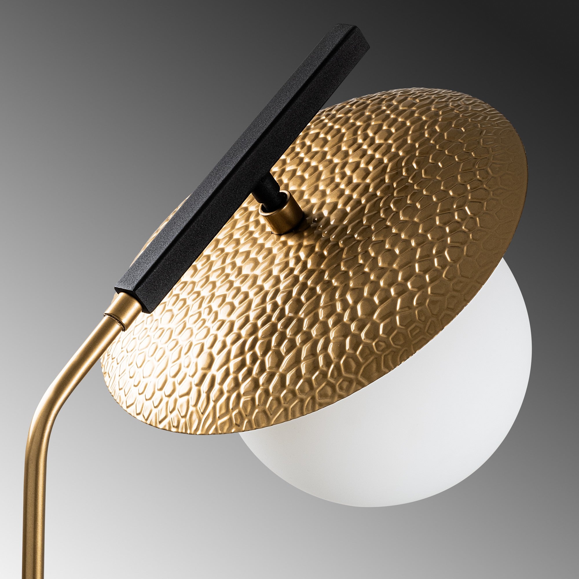 Candeeiro de Pé Elegante Dourada, Corpo de Metal, 37 x 30 x 138 cm | Abajur de Ø20 cm, Cabo de 250 cm, Interruptor Liga/Desliga | Iluminação Elegante para Decoração Moderna