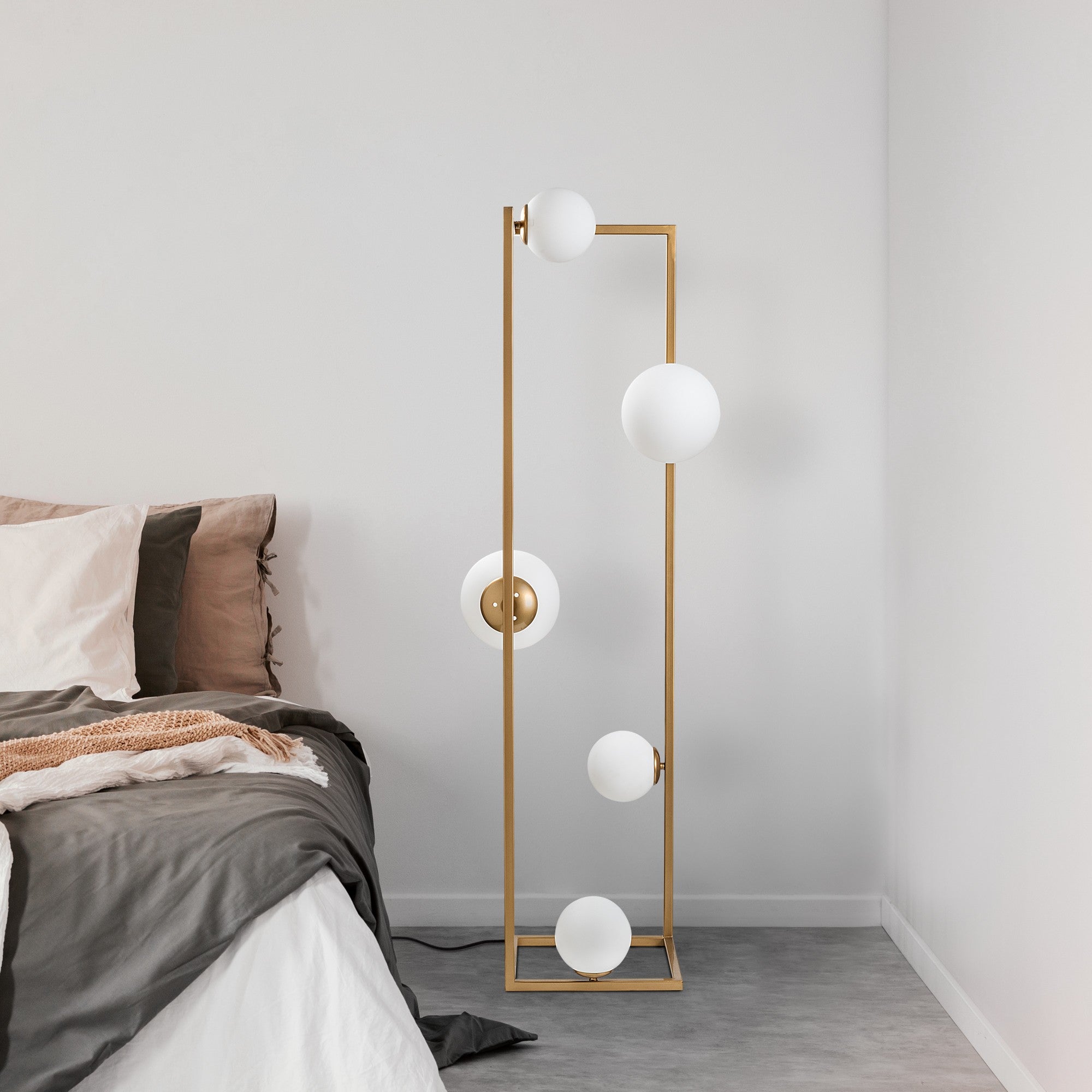 Candeeiro de Pé Elegante Dourada, Corpo em Metal, 35 x 35 x 157 cm | 2 Soquetes E27 e 3 Soquetes E14, Cabo de 250 cm, Interruptor Liga/Desliga | Iluminação Elegante para Espaços Modernos