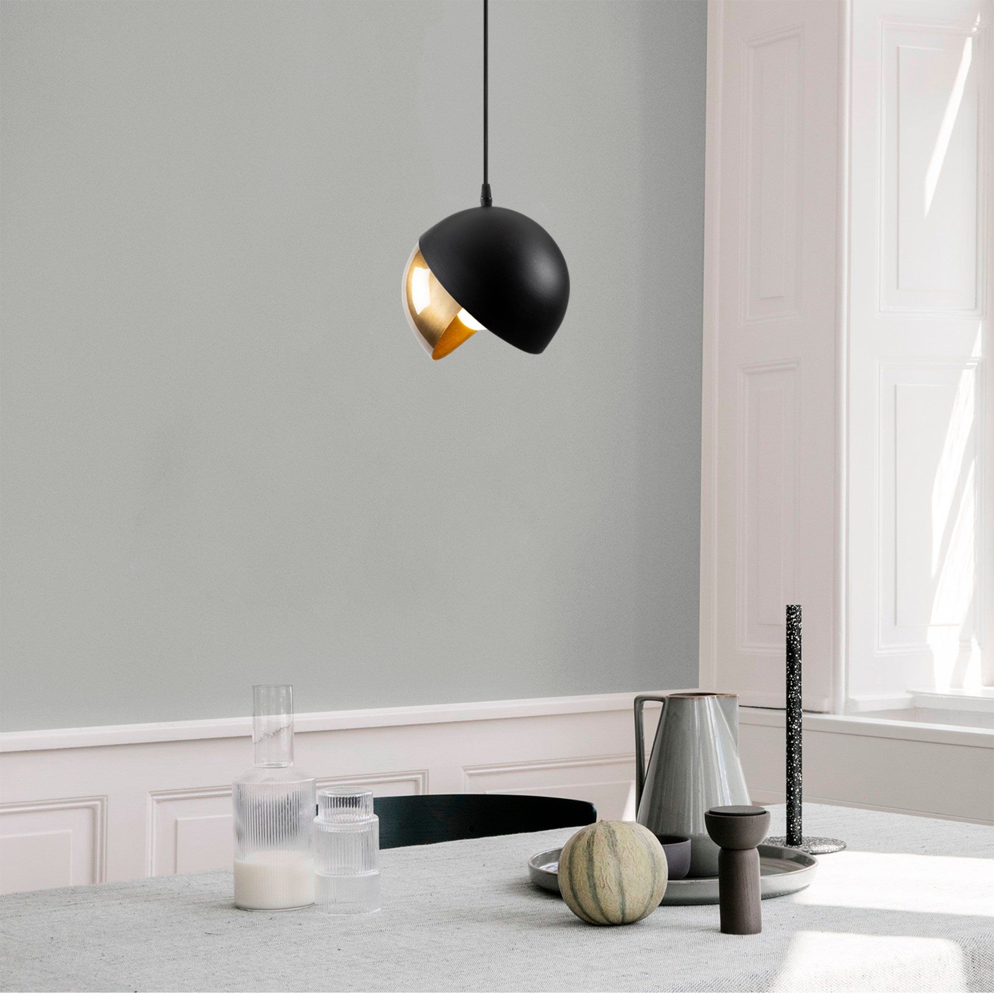 Candeeiro de Teto Escandinavo Glam, Preto e Dourado, 20 cm de Diâmetro, 114 cm de Altura | Altura Ajustável, Soquete E27, Máx. 40 W | Iluminação Elegante para Espaços Modernos