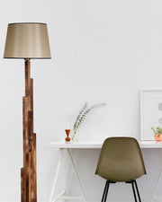 Candeeiro de Pé elegante – 165 cm de altura – Marrom – Madeira de Abeto