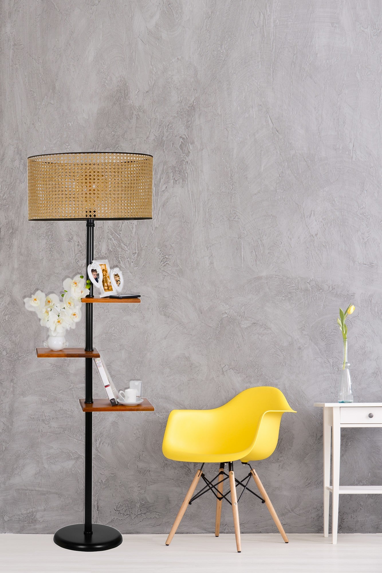 Candeeiro de Pé – 170 cm – Preto e Marrom – Metal e Madeira