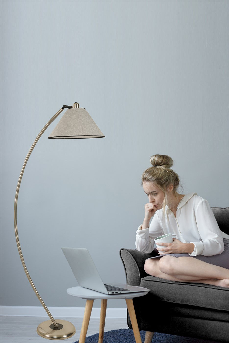 Candeeiro de Pé – 170 cm – Cinza Claro – Metal