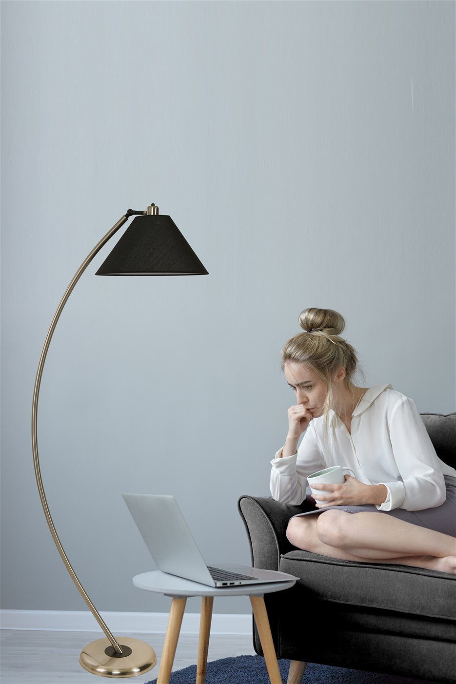 Candeeiro de Pé – 170 cm – Preto – Metal