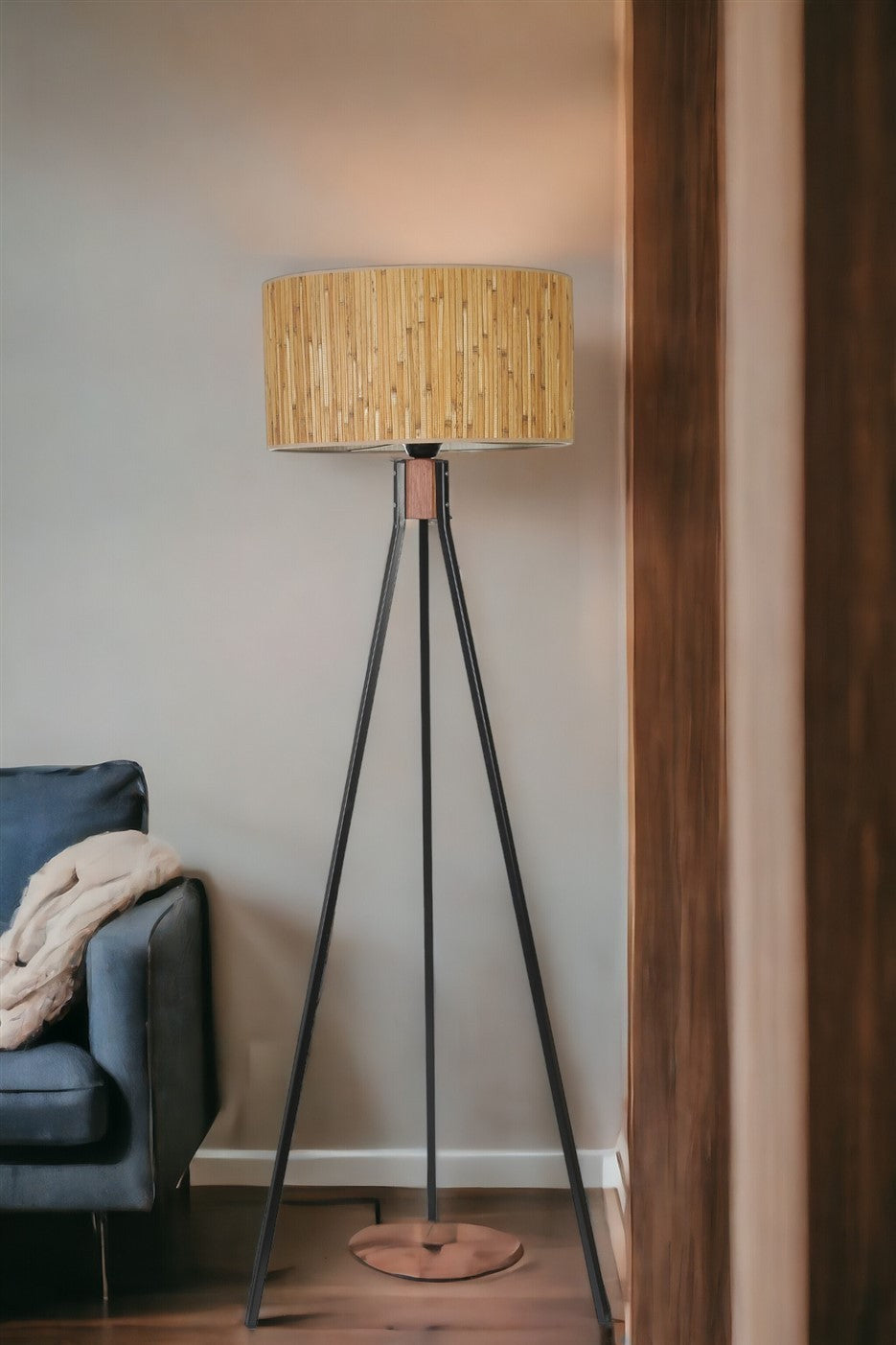 Candeeiro de Pé – 155 cm – Carvalho e Preto – Metal e Madeira