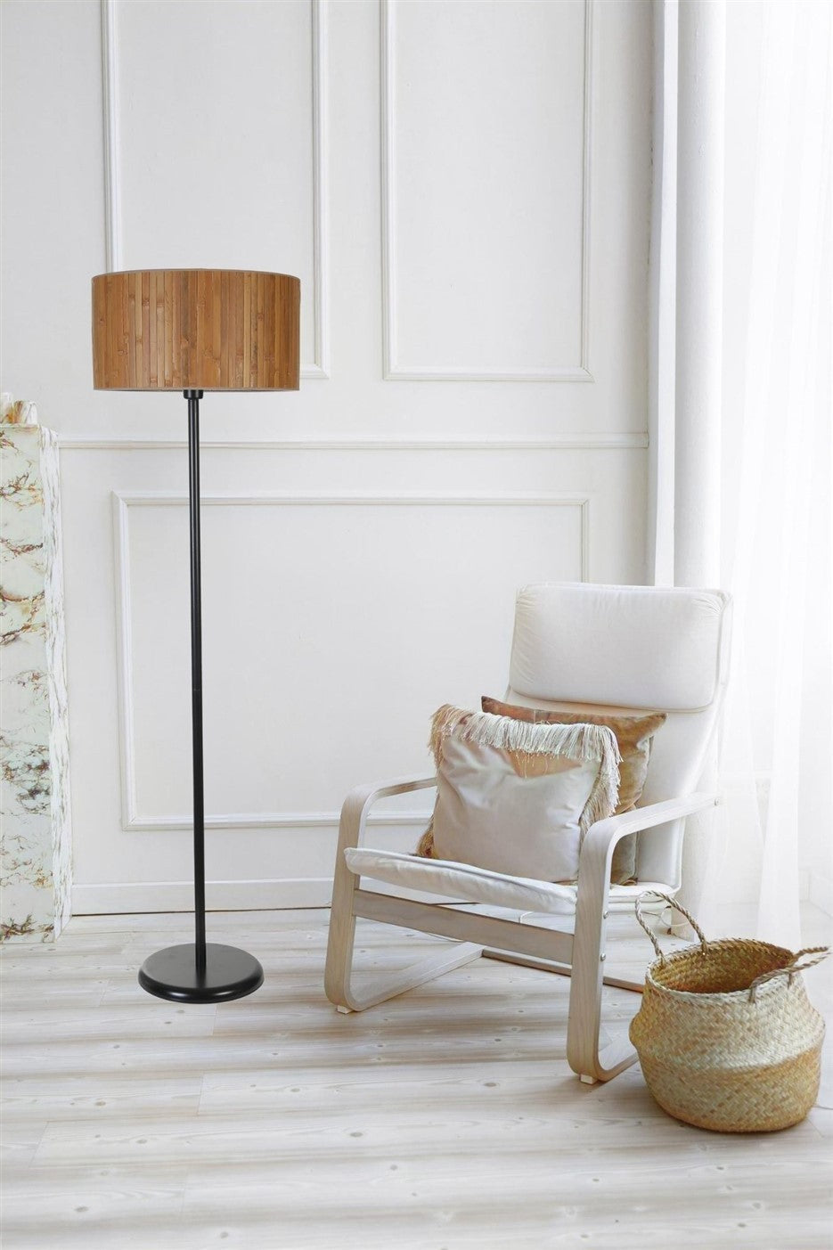 Candeeiro de Pé – 162 cm – Preto e Madeira – Metal e Bambu