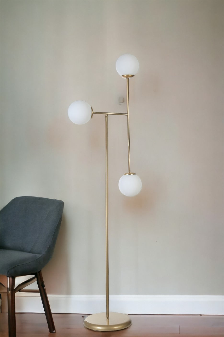 Candeeiro de Pé – 168 cm – Branco e Dourado – Metal e Vidro