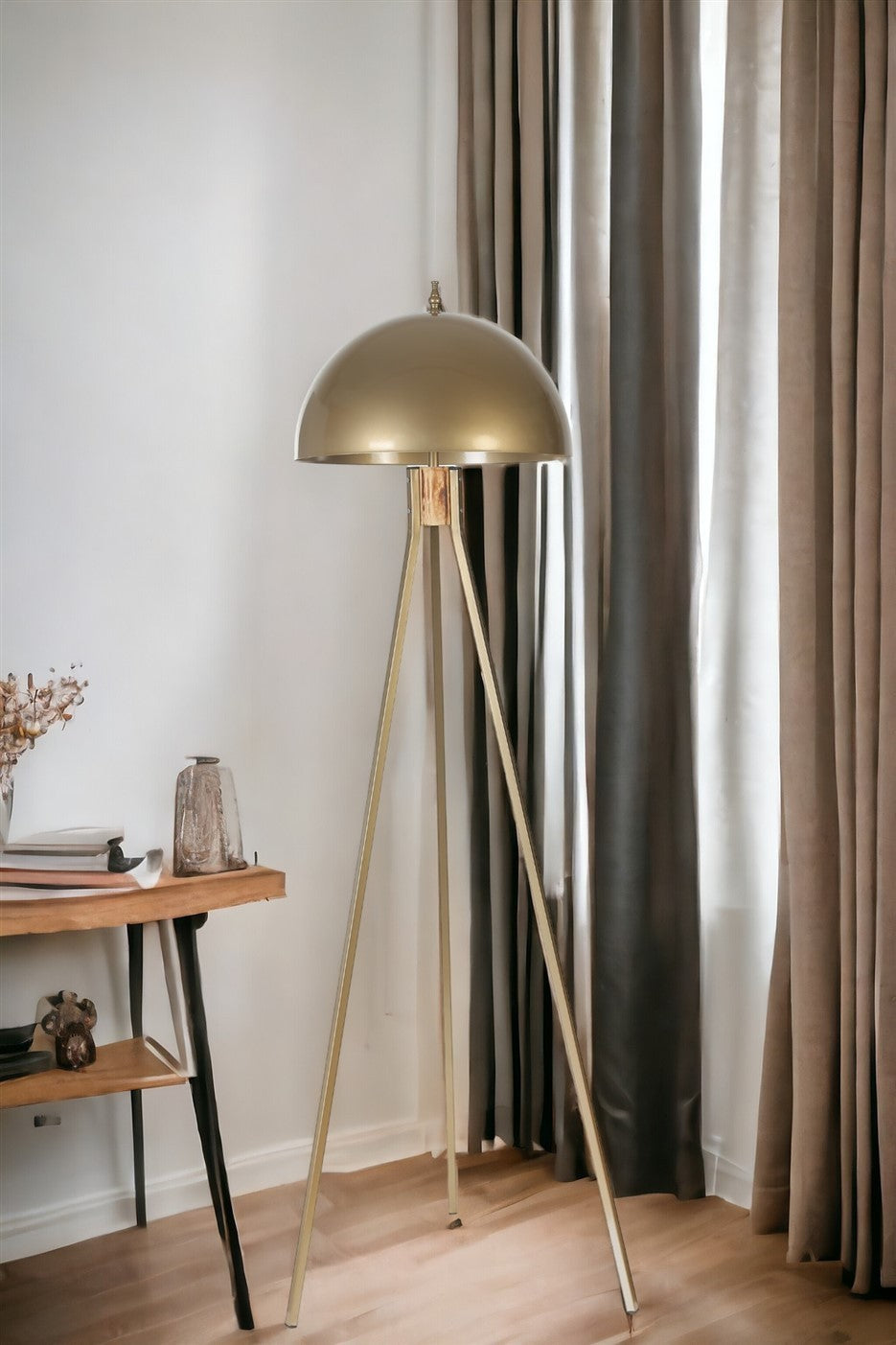 Candeeiro de Pé – 155 cm – Dourado – Metal ou Madeira