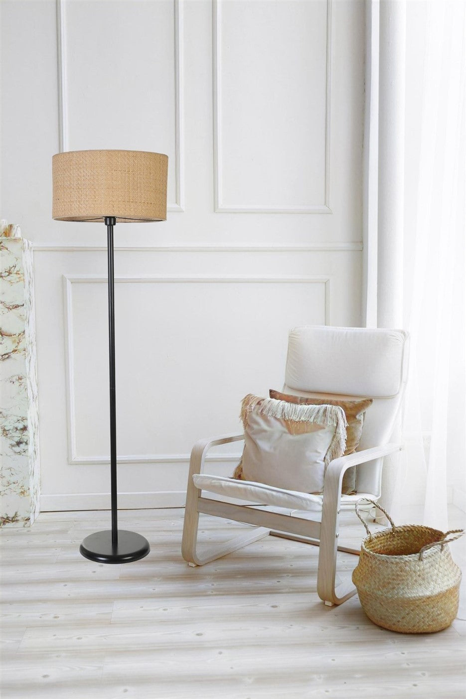 Candeeiro de Pé – 162 cm – Preto e Dourado – Metal e Bambu