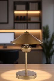 Candeeiro de Mesa – 42 cm de altura – Dourado – Metal