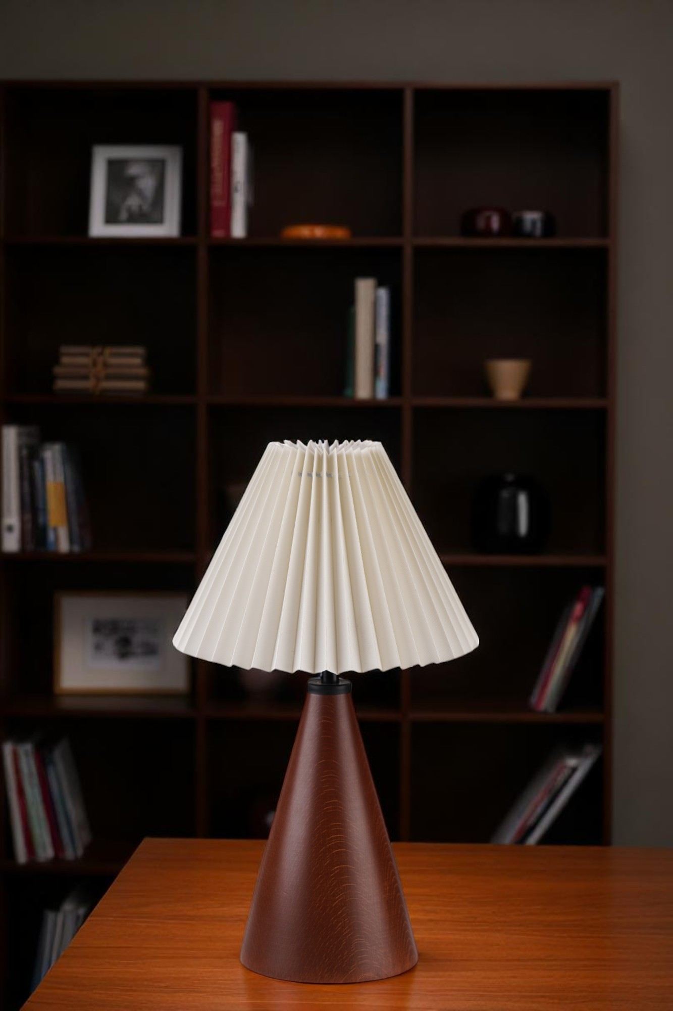 Candeeiro de Mesa de Madeira – 38 cm de Altura – Creme e Nogueira – PVC