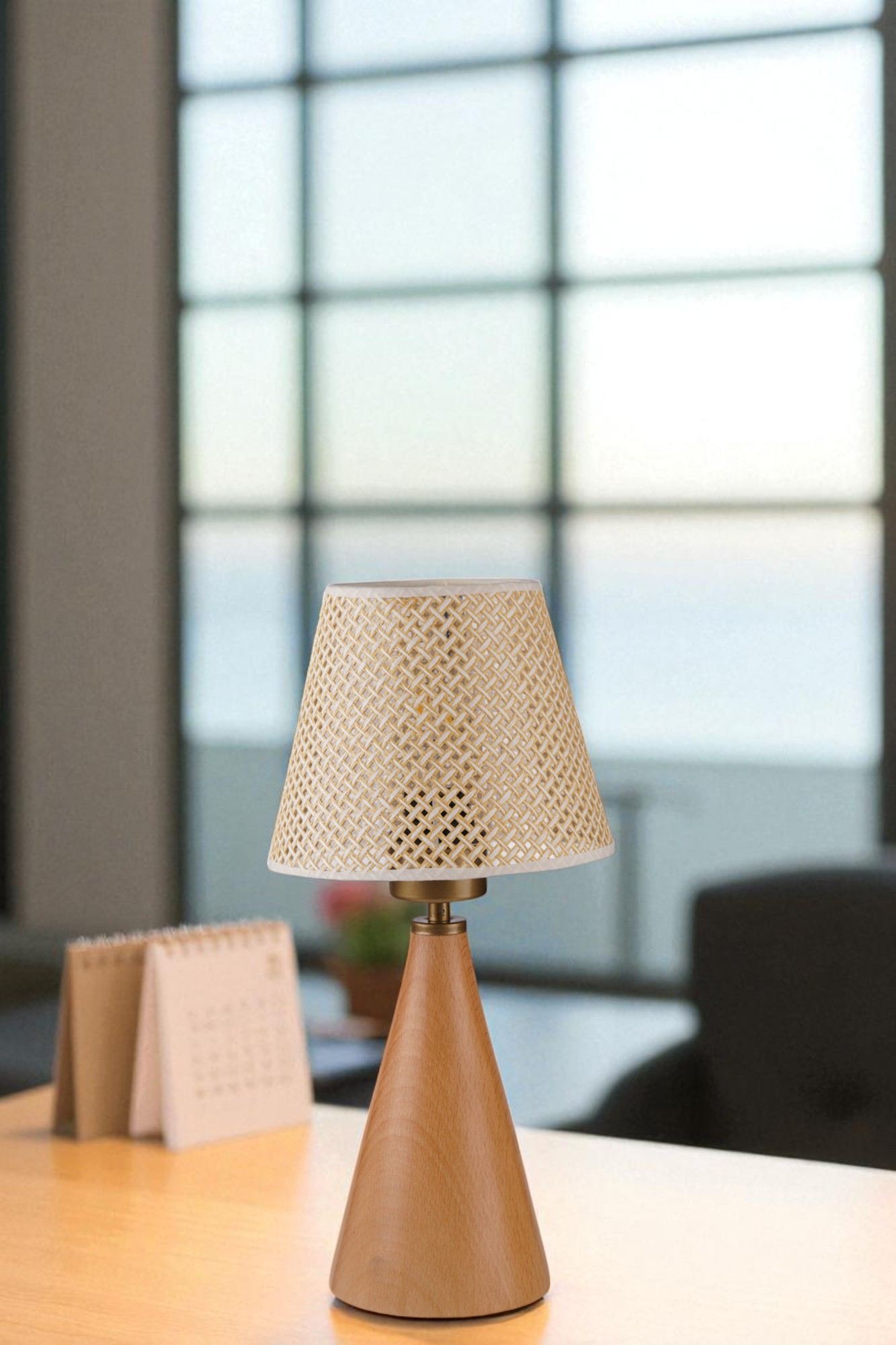 Candeeiro de Mesa de Madeira – 40 cm de altura – Bege e Dourado