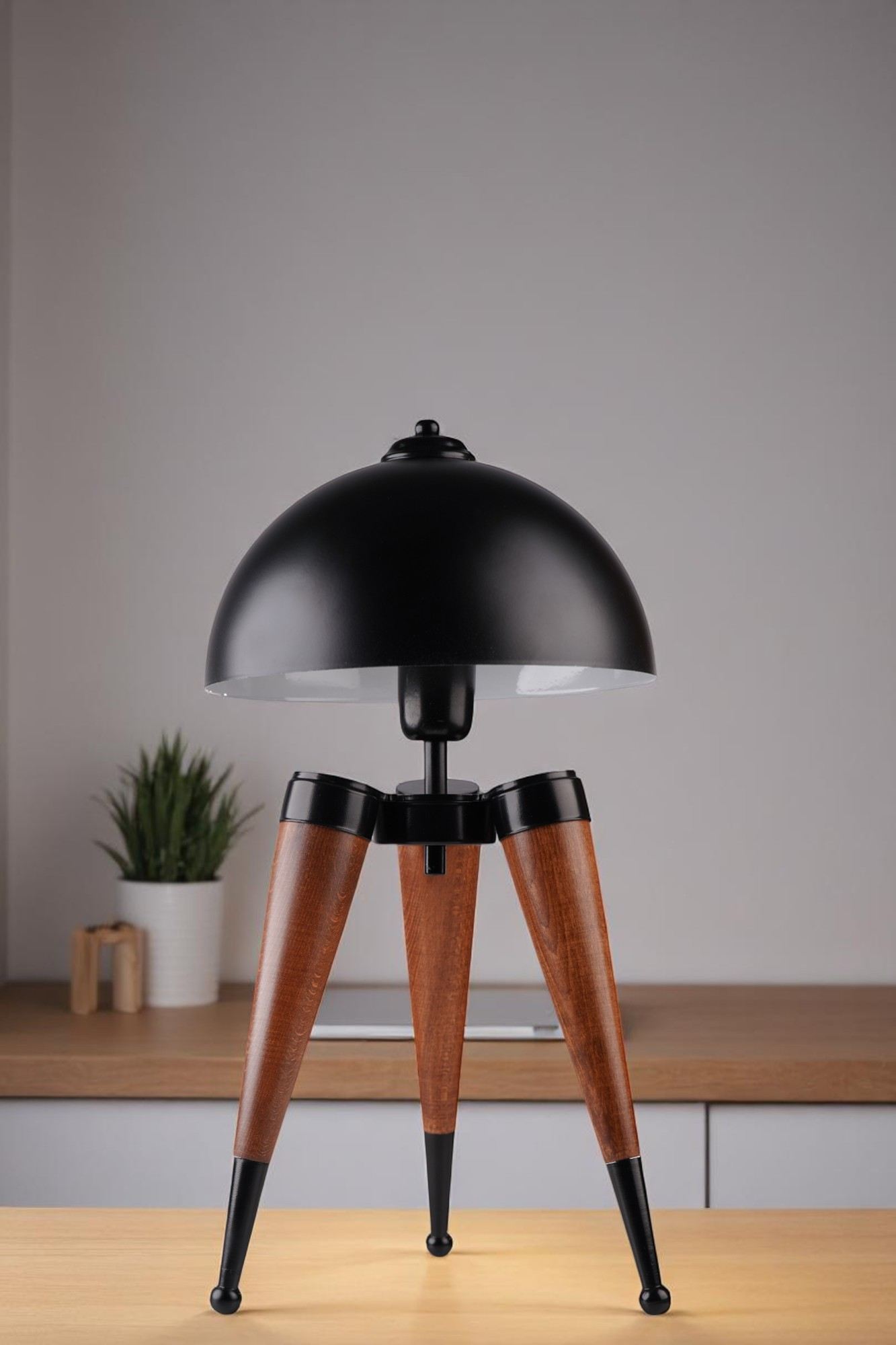 Candeeiro de Mesa de Madeira – 50 cm de Altura – Preto e Nogueira – Metal