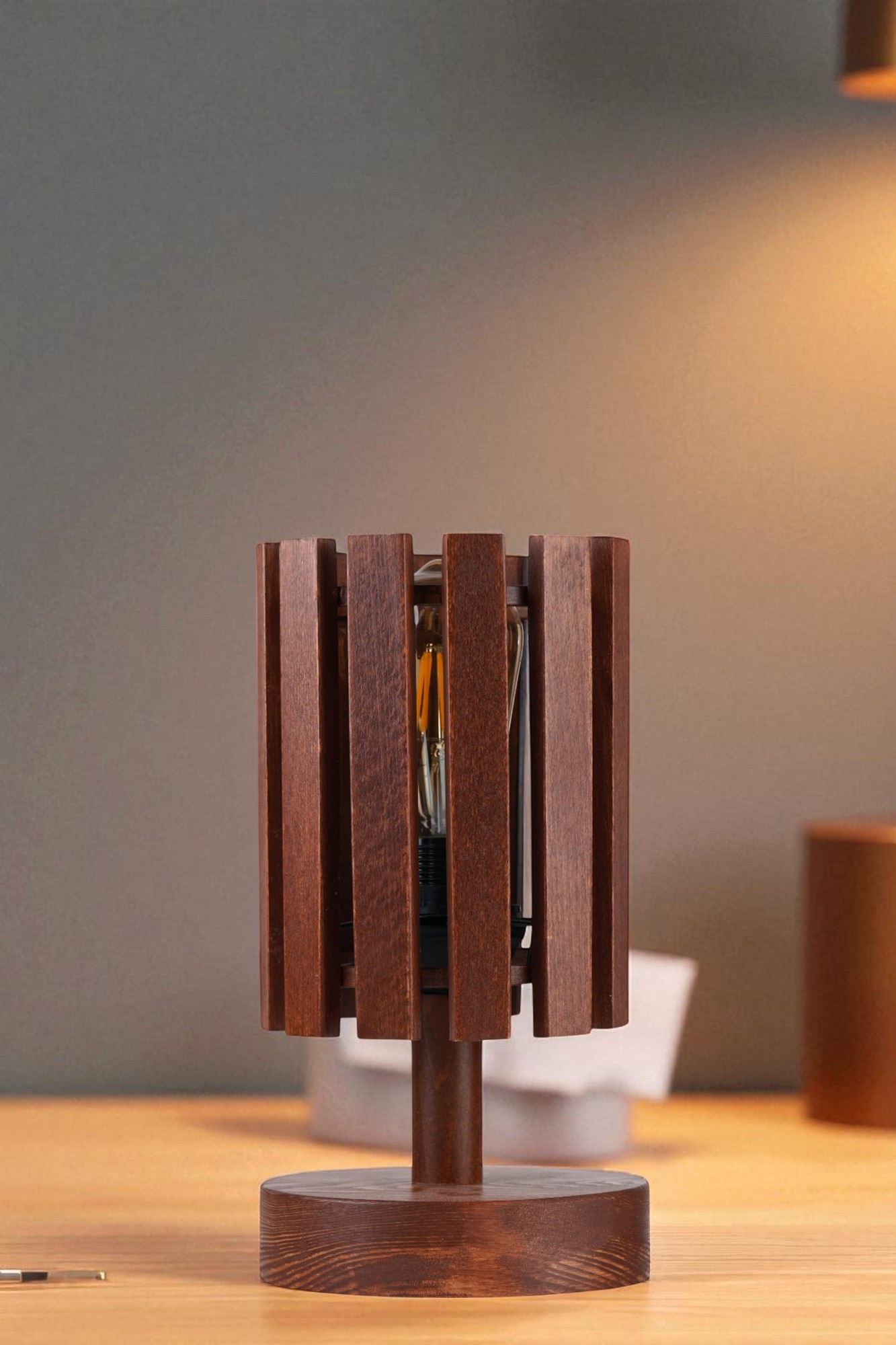 Candeeiro de Mesa de Madeira – 29 cm de altura – Cor Noz