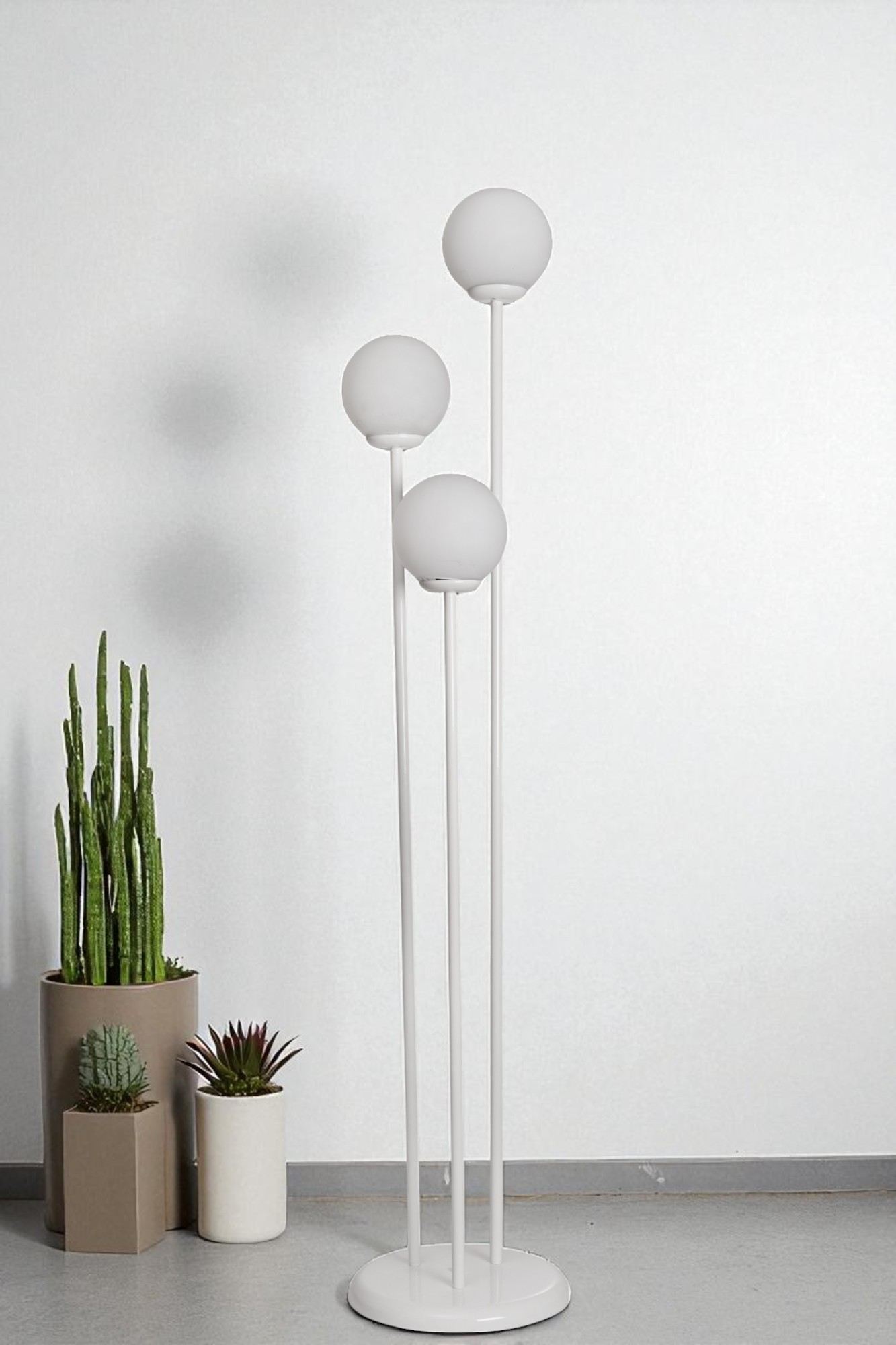 Candeeiro de Pé – 150 cm de Altura – Branco – Metal e Vidro