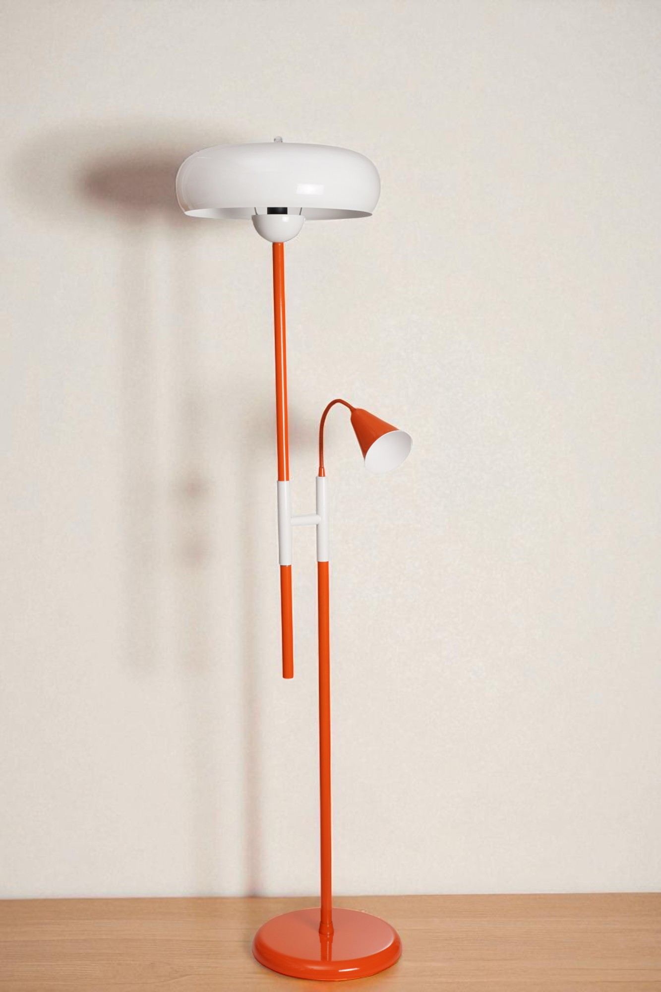Candeeiro de Pé – 160 cm de altura – branca e laranja – metal
