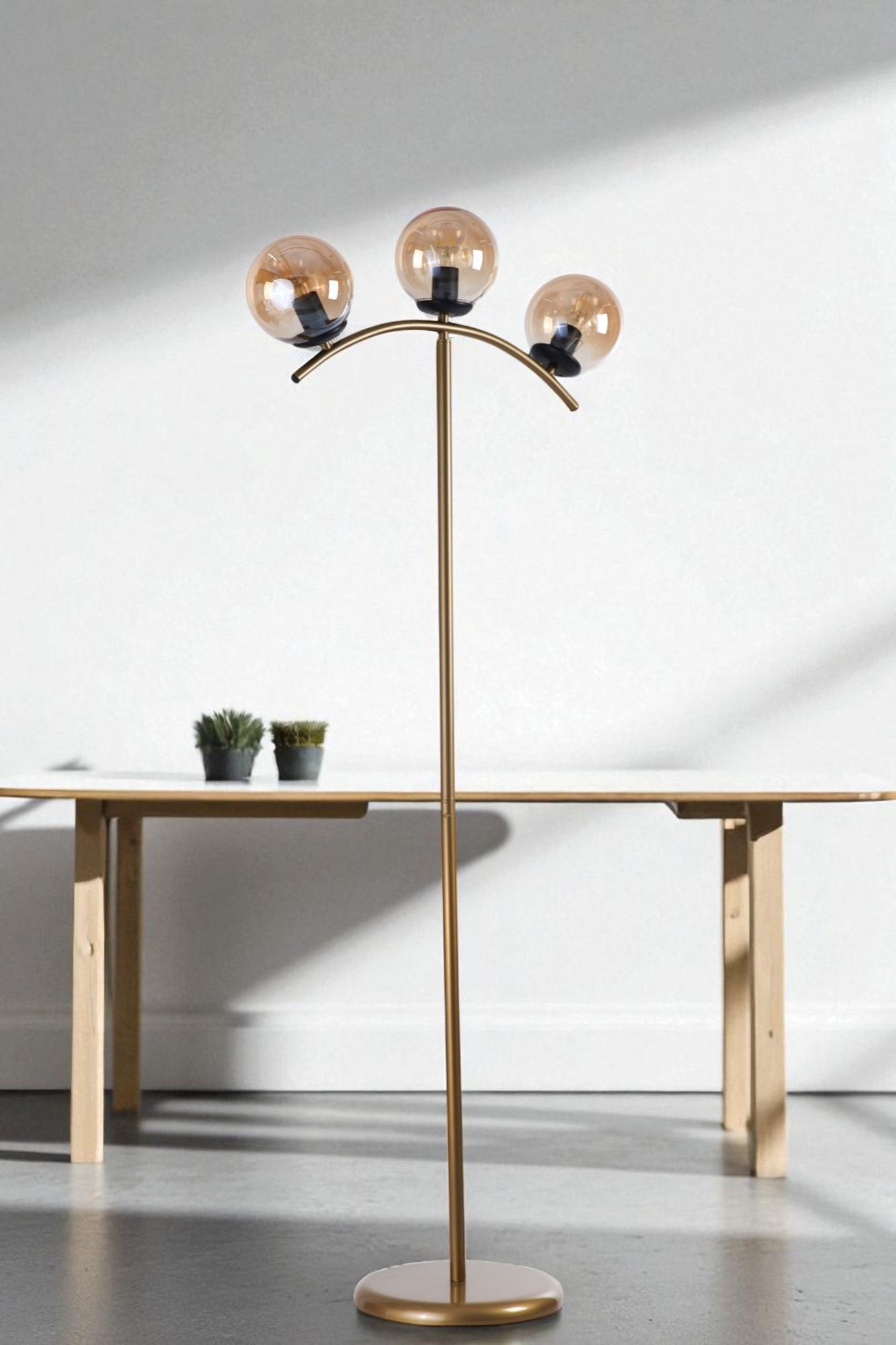 Candeeiro de Pé – 154 cm de altura – Mel e Dourado – Metal e Vidro