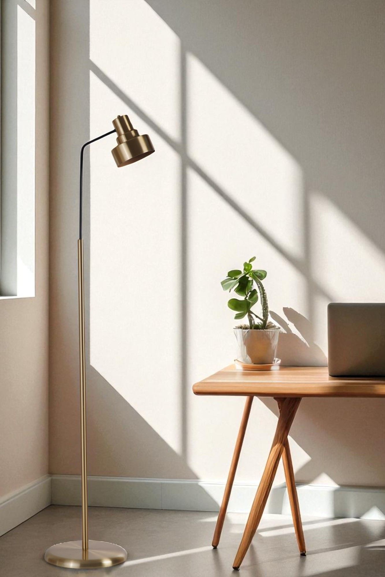 Candeeiro de Pé – 157 cm de Altura – Dourado e Preto – Metal