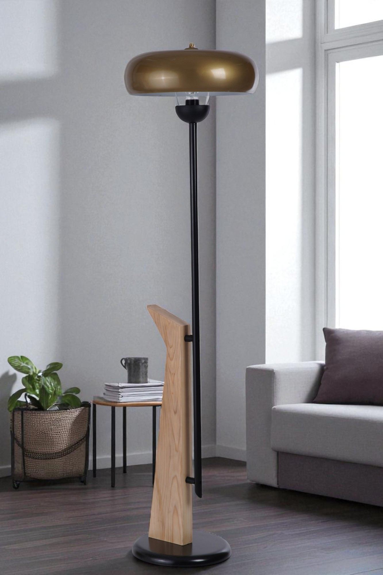 Candeeiro de Pé – 147 cm – Dourado e Preto – Metal e Madeira