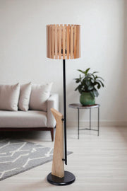 Candeeiro de Pé – 155 cm de altura – Carvalho e Preto – Metal e Madeira