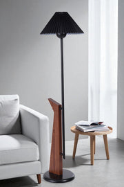 Candeeiro de Pé – 146 cm altura – Preto e Nogueira – Metal e Madeira
