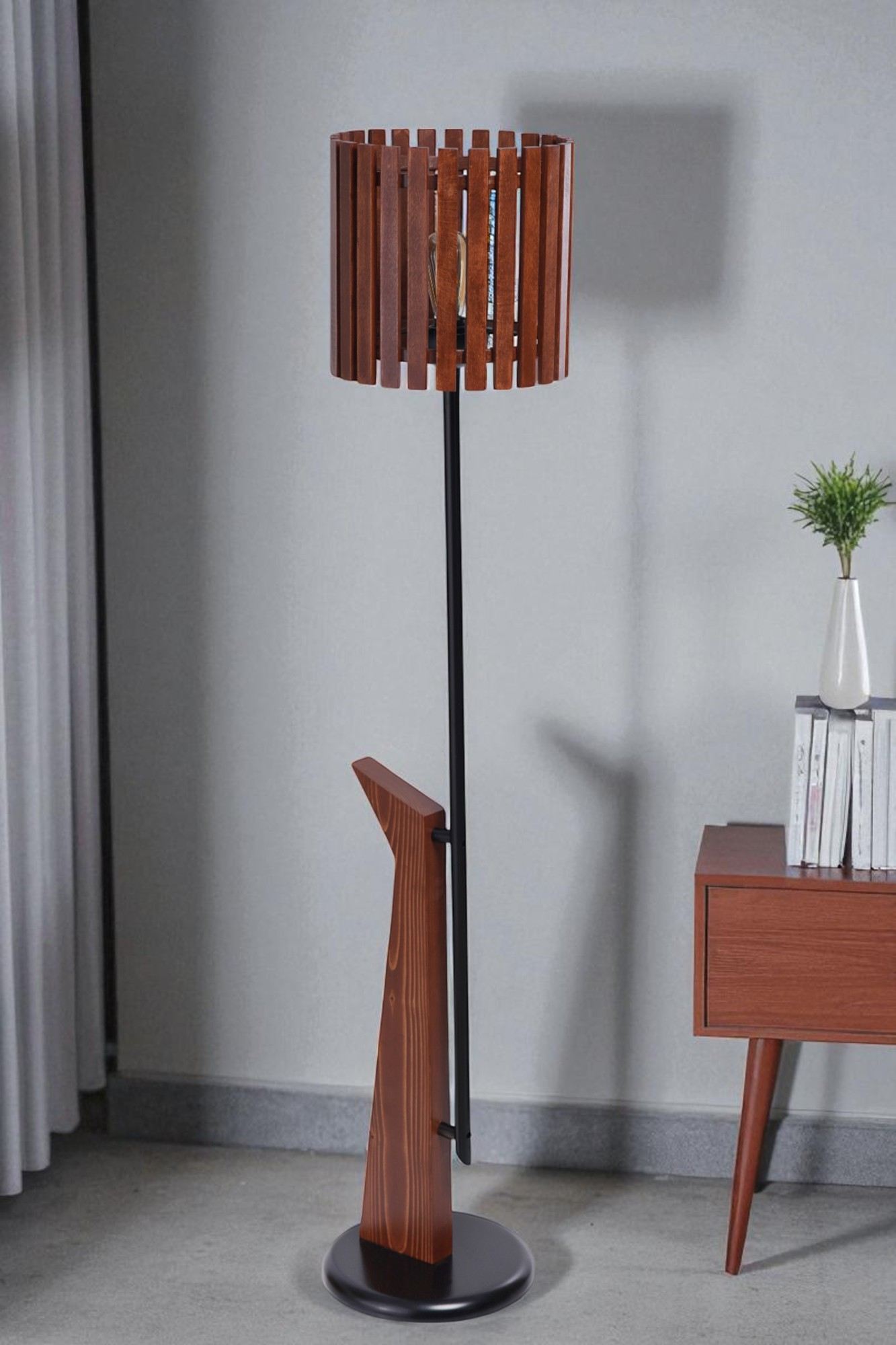 Candeeiro de Pé – 155 cm – Preto e Nogueira – Metal e Madeira