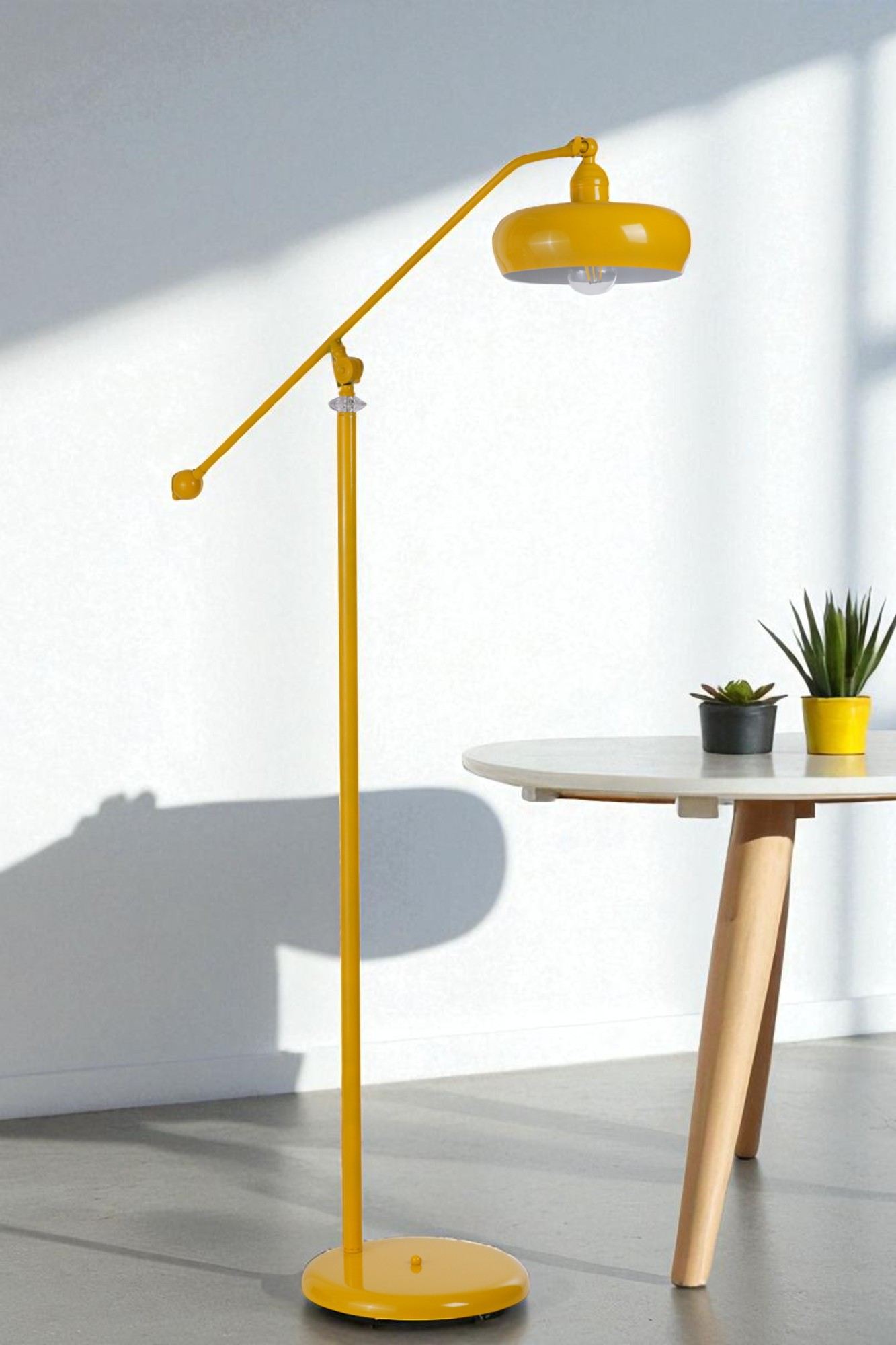 Candeeiro de Pé – 155 cm – Mostarda – Metal