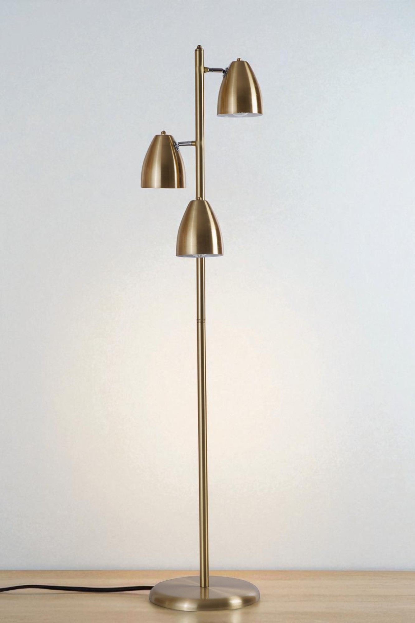 Candeeiro de Pé em Metal – 147 cm de Altura – Dourado