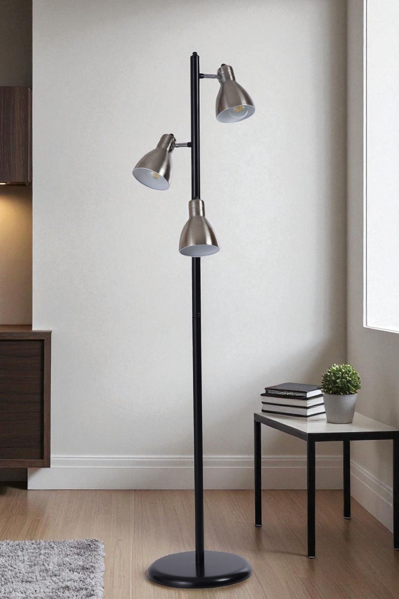 Candeeiro de Pé – 147 cm – Cromo e Preto – Metal