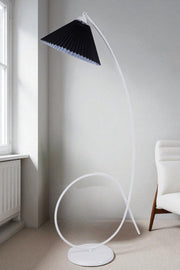 Candeeiro de Pé – 155 cm de altura – Preto e Branco – Metal