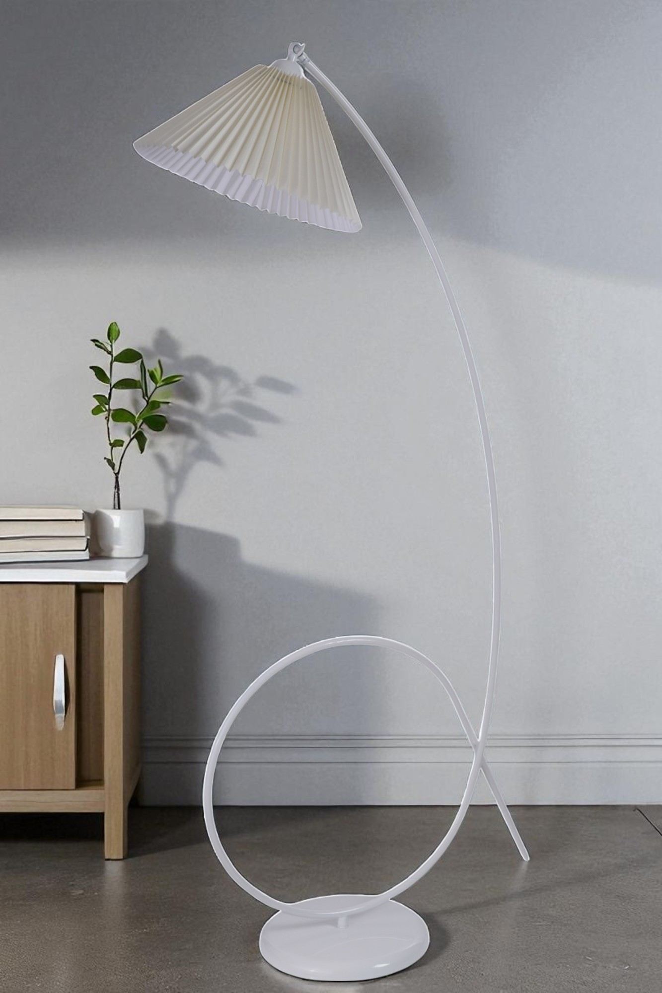 Candeeiro de Pé – 155 cm de Altura – Creme e Branco – Metal e PVC