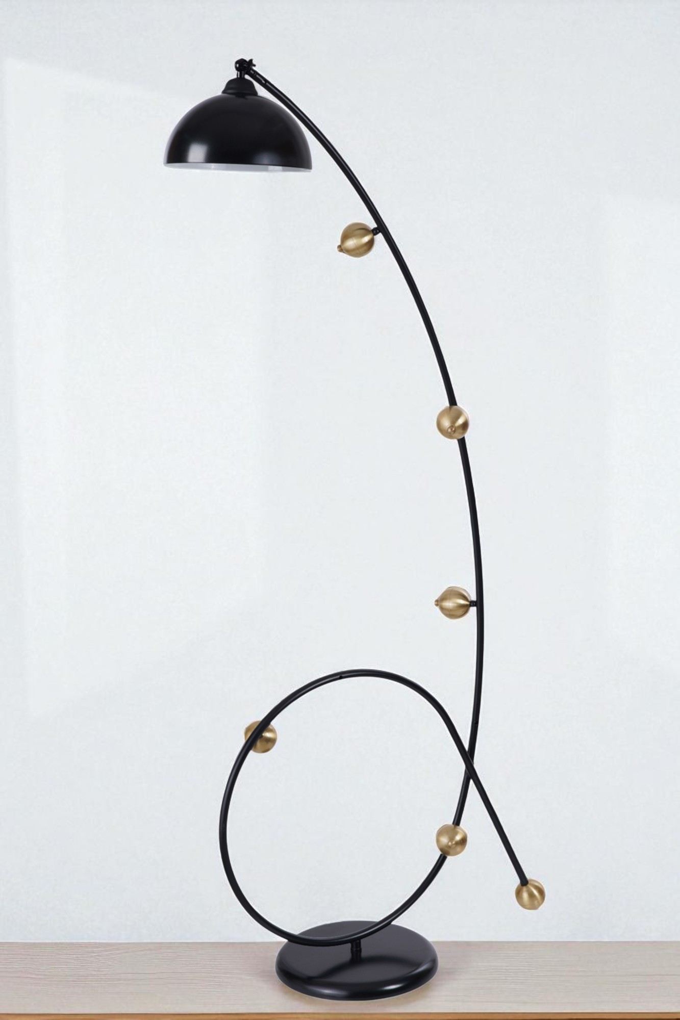 Candeeiro de Pé – 155 cm – Preto e Dourado – Metal