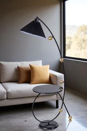 Candeeiro de Pé – 155 cm de Altura – Preto e Dourado – Metal e PVC