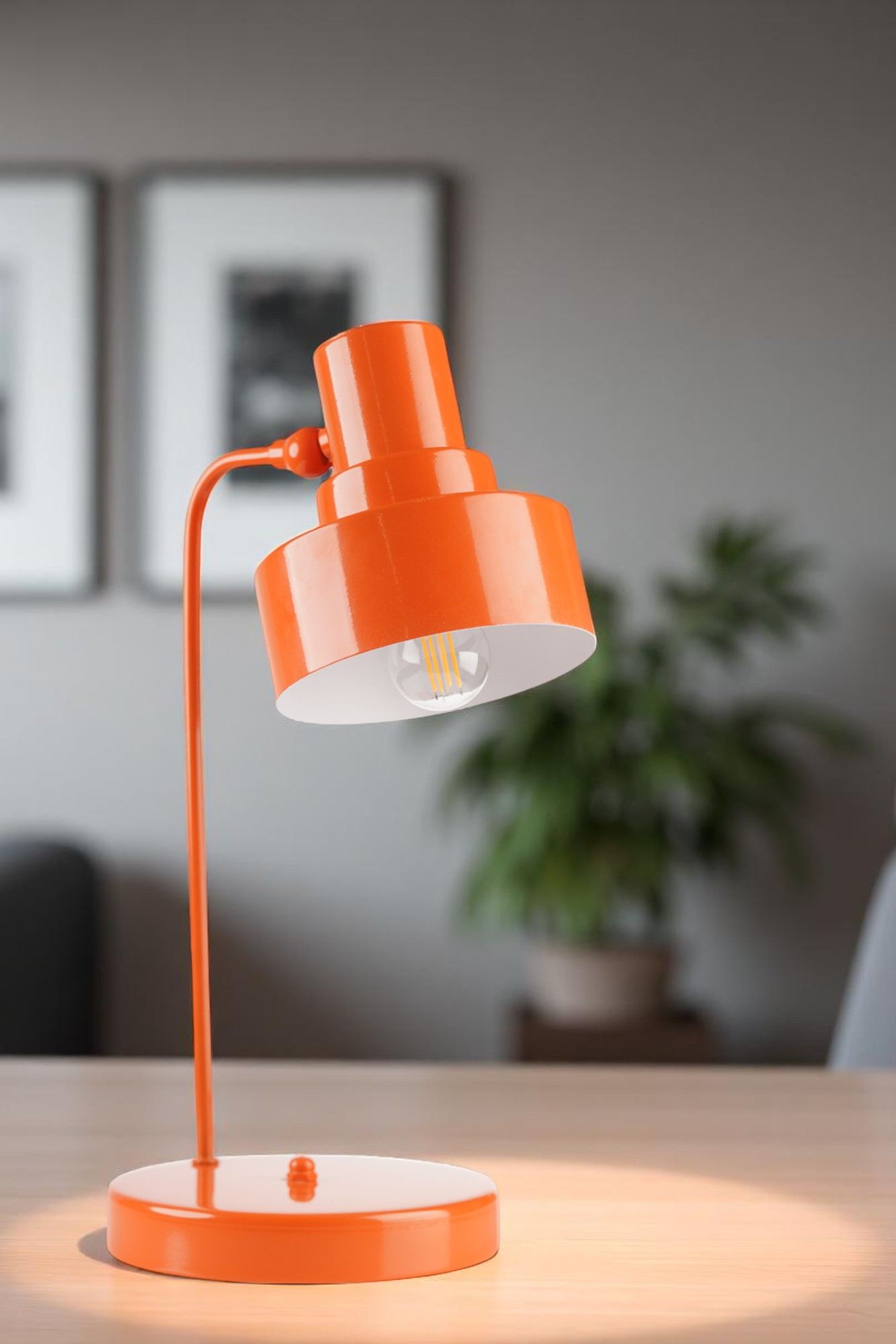 Candeeiro de Mesa – 41 cm de altura – Laranja – Metal