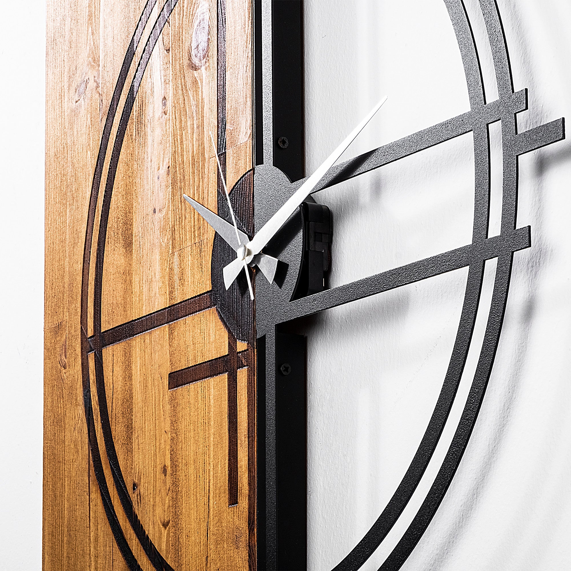 Relógio de parede decorativo – 56 x 3 x 58 cm – Nogueira clara e preto – Madeira e metal