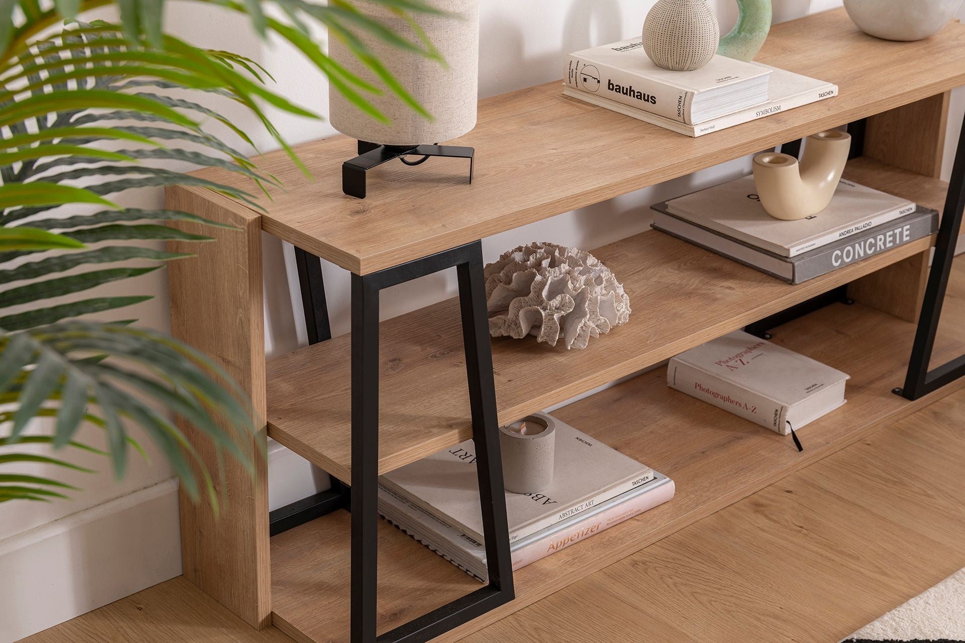 Móvel de TV – 123.6cm x 30cm x 48.6cm – Preto e Safira – Painel de Partículas