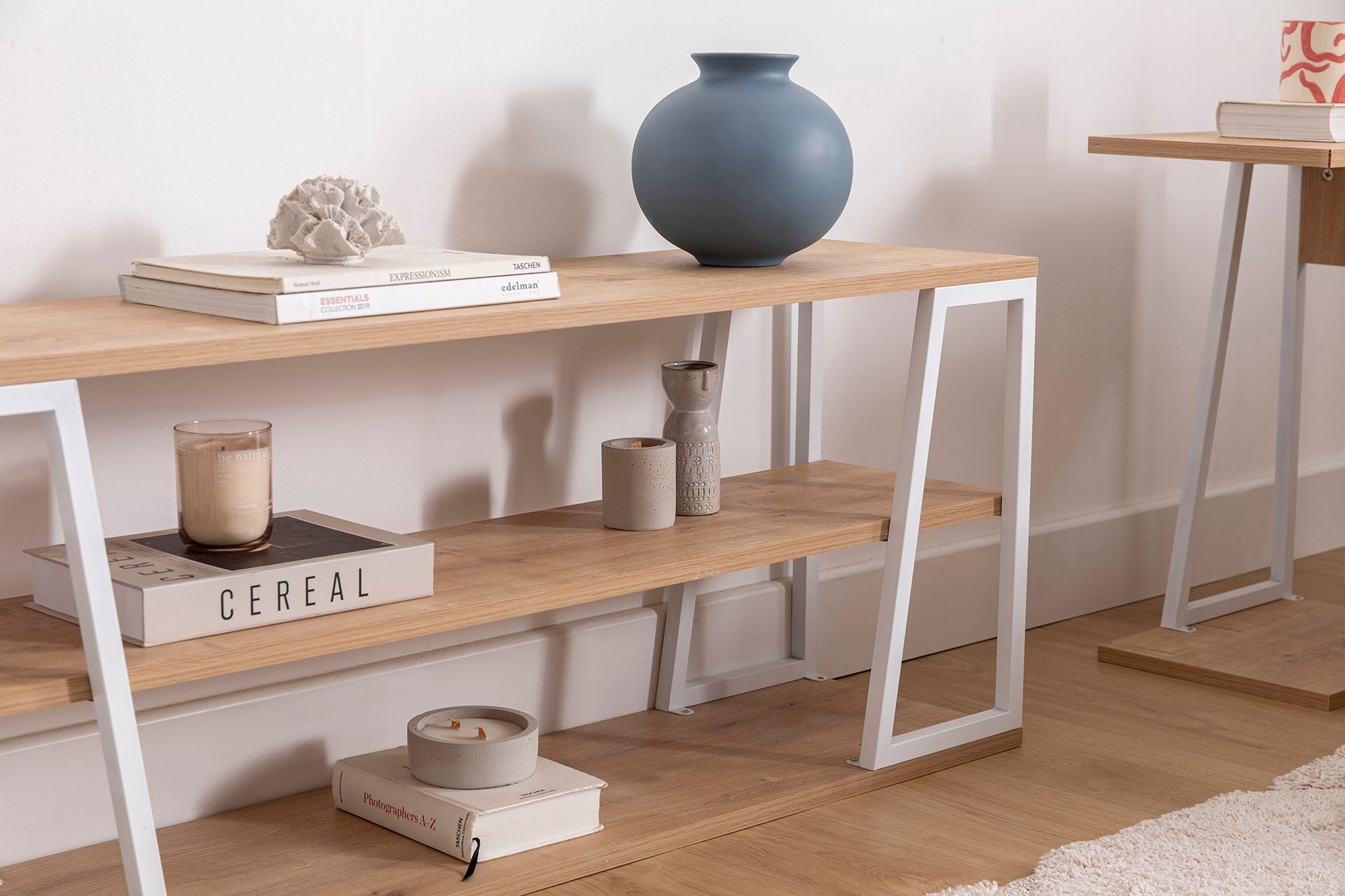 Móvel de TV – 160 cm x 30 cm x 48,6 cm – Safira e Branco – Painel de partículas e Metal