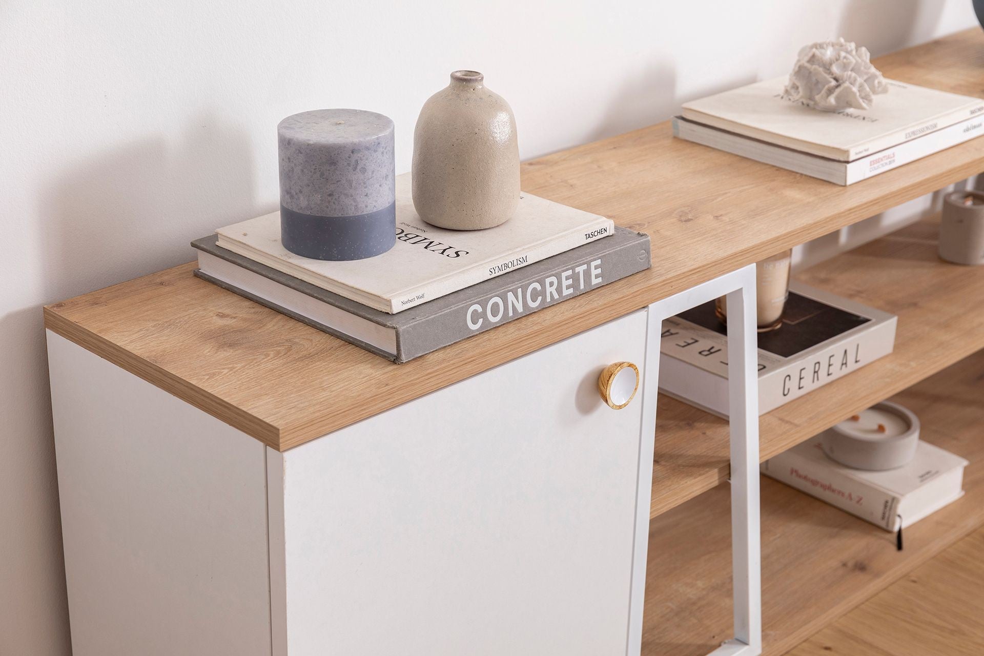 Móvel de TV – 160 cm x 30 cm x 48,6 cm – Safira e Branco – Painel de partículas e Metal