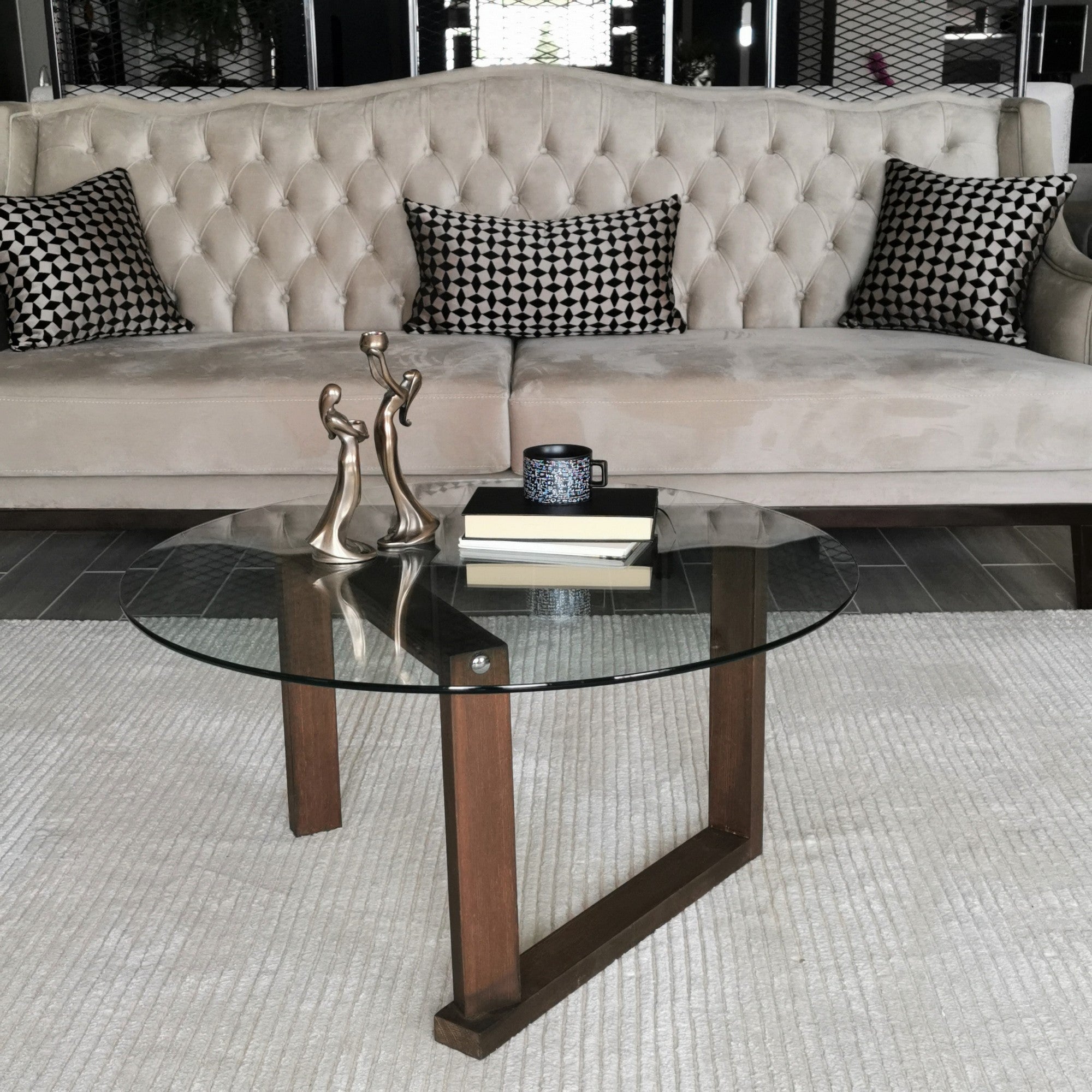 Mesa de Centro Moderna, Cor Nogueira, 80 x 80 x 41 cm | Estrutura 100% Madeira Maciça e Vidro Temperado, 6 mm de Espessura | Elegante para Casas Rústicas e Tradicionais