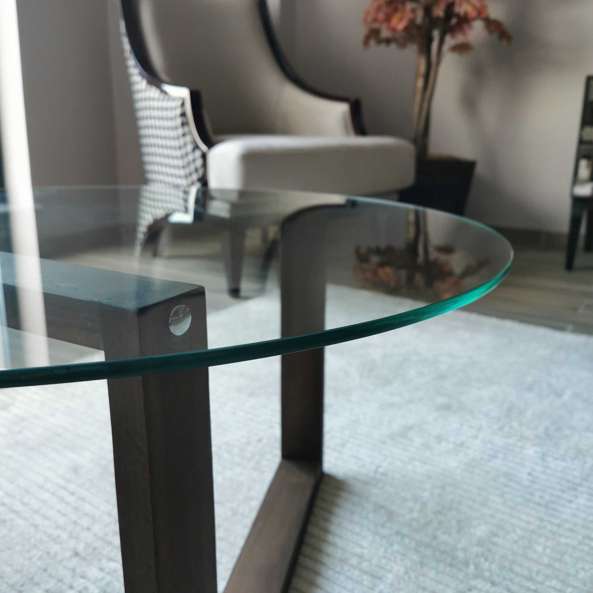 Mesa de Centro Moderna, Cor Nogueira, 80 x 80 x 41 cm | Estrutura 100% Madeira Maciça e Vidro Temperado, 6 mm de Espessura | Elegante para Casas Rústicas e Tradicionais