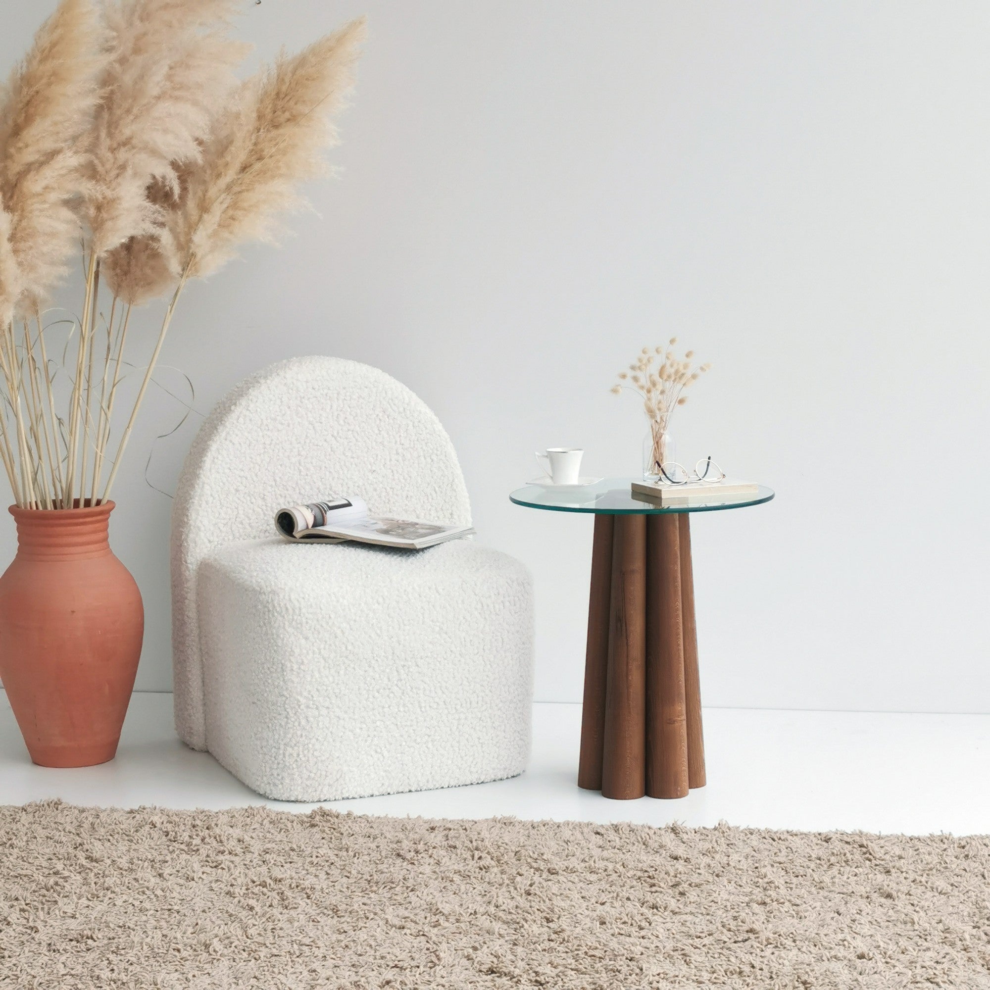 Mesa de Centro Moderna, Cor Nogueira, 45 x 50 x 50 cm | 100% Madeira Maciça de Pinho e Estrutura de Vidro Temperado, 8 mm de Espessura | Design Rústico Escandinavo, Montada