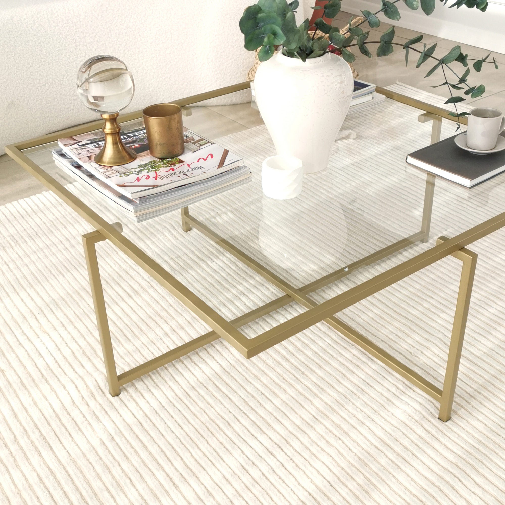 Mesa de Centro Moderna Glamour, Acabamento Dourado, 85 x 35 x 85 cm | Tampo 100% Vidro Temperado, Pés de Metal, Antimanchas | Elegante e Funcional para Espaços de Convivência