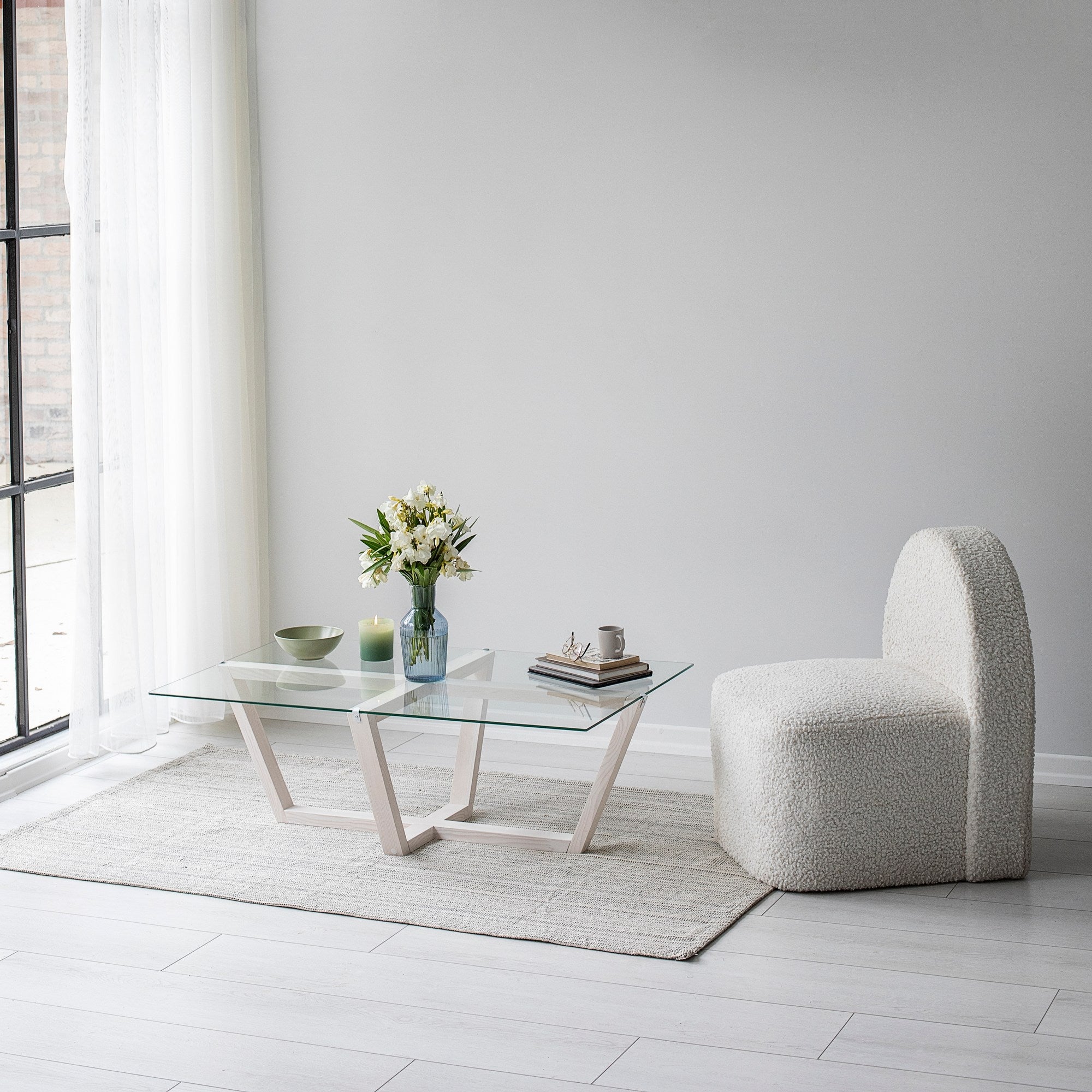 Mesa de Centro Branca Elegante, 105 cm x 35 cm x 65 cm | Tampo 100% Vidro Temperado e Estrutura em Madeira de Pinho Maciça | Perfeita para Salas de Estar e Espaços Modernos