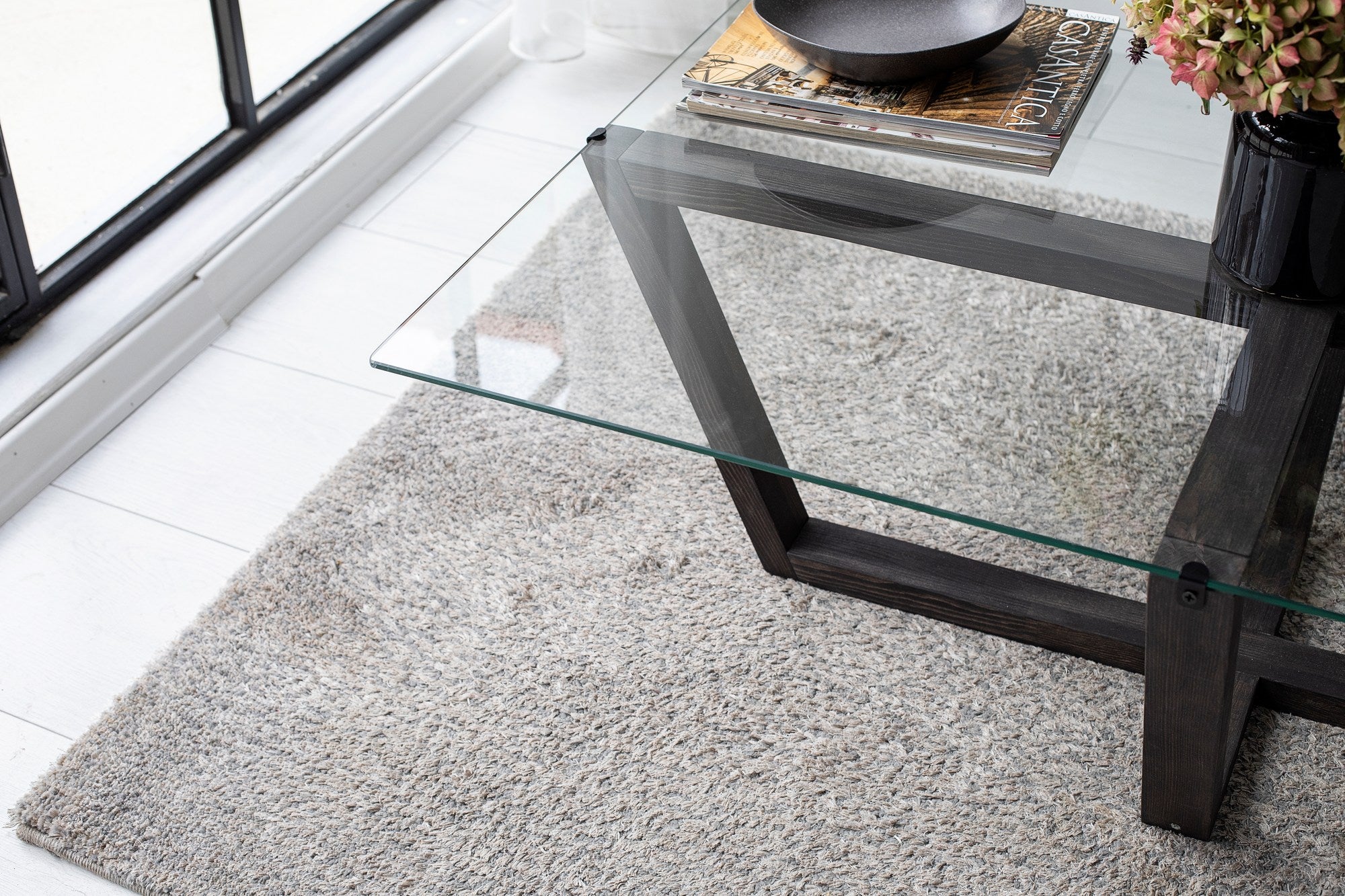 Mesa de Centro Elegante, 105 cm x 35 cm x 65 cm, Antracite | Tampo 100% Vidro Temperado e Estrutura em Madeira de Pinho Maciça | Design Moderno para Sala de Estar