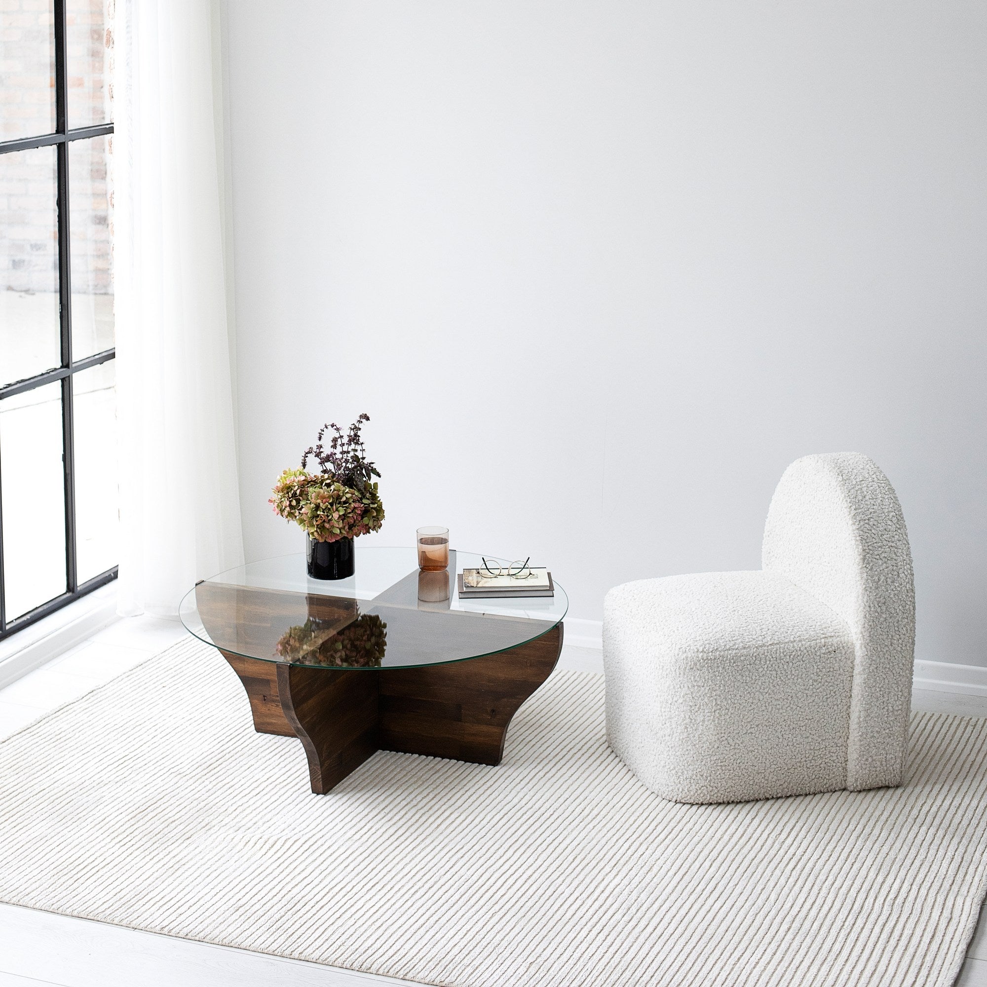 Mesa de Centro Elegante em Nogueira, 92 x 35 x 92 cm | Tampo 100% em Vidro Temperado e Estrutura em Metal | Design Moderno para Salas de Estar e Lounges