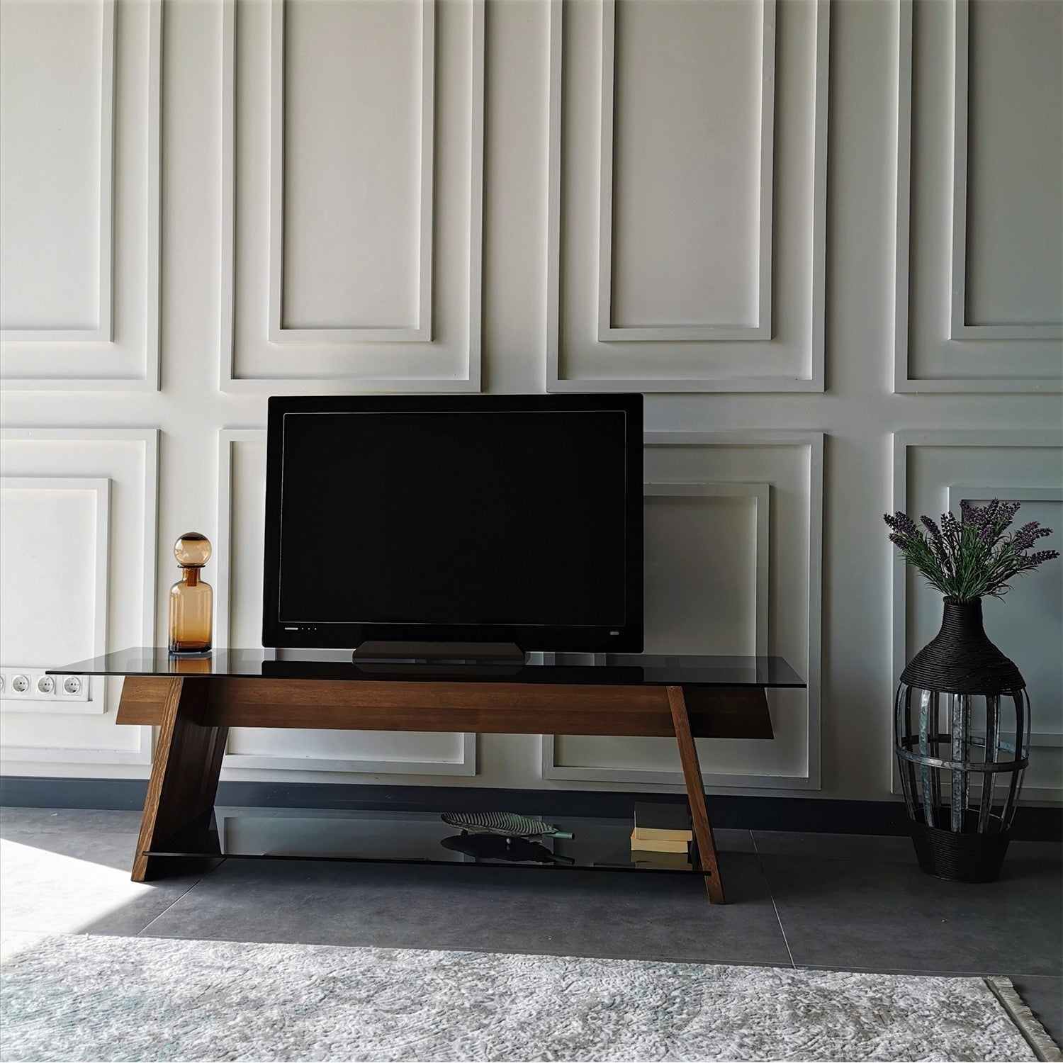 Móvel de TV moderno com vidro temperado 100% e estrutura de pinho maciço, 158 cm | Nogueira e preto | Montável na parede, várias prateleiras, design elegante e funcional
